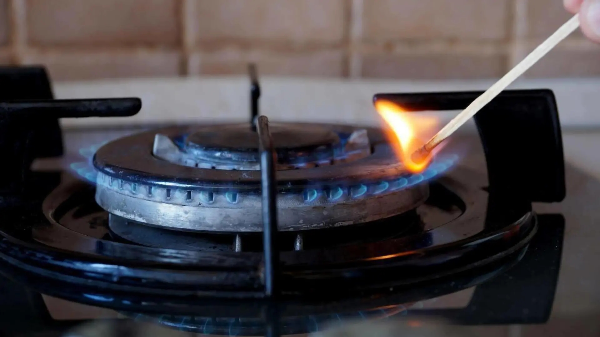 IMAGO Nature: Unsere Erde, Umweltverträgliche Herausforderungen des 21. Jahrhunderts, Methan Ignition of a gas ring on the stove, 12.10.2020, Copyright: xVadimdemx Panthermedia25229838