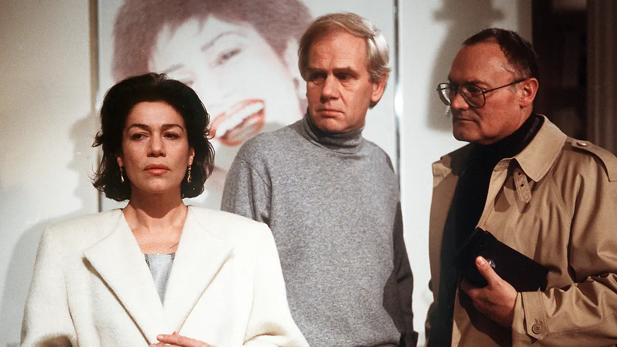 ARCHIV - 01.01.1986, ---: Die Schauspieler Hannelore Elsner (als Judith Hansen (l-r), Klaus Barner (als Professor Hansen) und Werner Kreindl (als Karl Göttmann) in einer Szene aus "Soko 5113: Das Duell" (ZDF, 1986). Der Fernseh- und Theaterschauspieler Klaus Barner ist tot. Er starb im Alter von 89 Jahren, wie die Deutsche Presse-Agentur aus dem Familienkreis erfuhr. Barner war während einer rund 50-jährigen Laufbahn in mehr als 60 Rollen im TV zu sehen. Foto: -/KPA/United Archives /dpa +++ dpa-Bildfunk +++