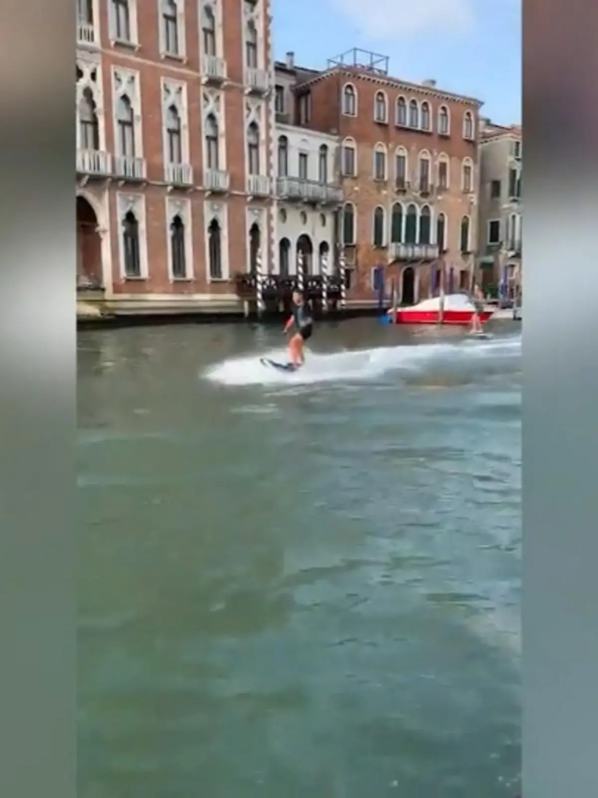 Das hat den Bewohnern von Venedig gerade noch gefehlt: In ihrer ohnehin ständig von Urlaubern überlaufenen Stadt surfen zwei Männer auf motorisierten Brettern über den Canale Grande. Wir zeigen die Aktion im Video.