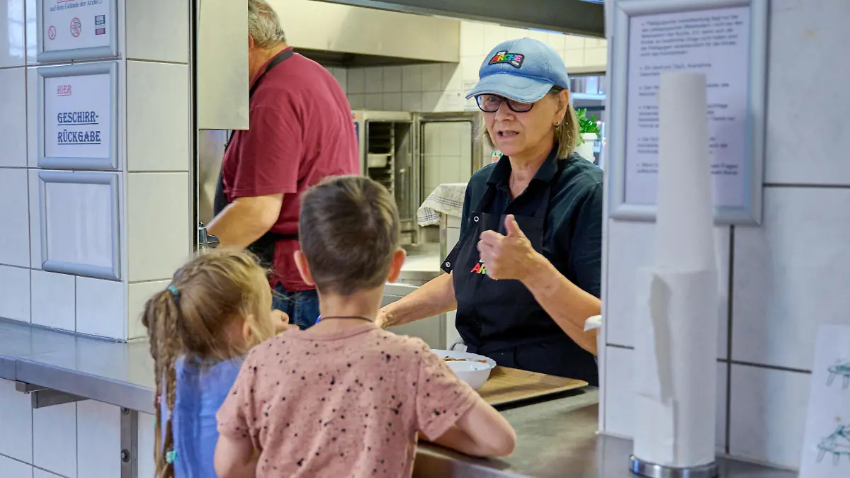 Kinder bekommen ein Mittagessen in der Arche im Berliner Bezirk Hellersdorf (Foto vom 18.06.2022). Der Verein ?Die Arche - Christliches Kinder- und Jugendwerk e. V.? ist ein von Pastor Bernd Siggelkow 1995 in Berlin-Hellersdorf gegruendetes evangelisches Hilfswerk, das sich gegen Kinderarmut in Deutschland engagiert.