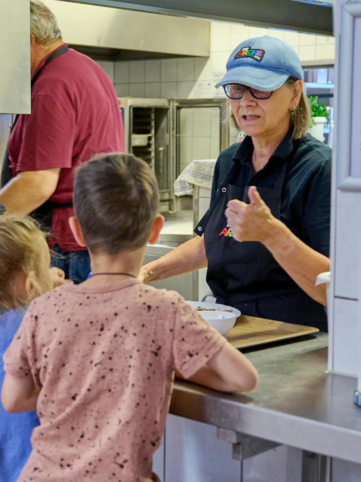 Kinder bekommen ein Mittagessen in der Arche im Berliner Bezirk Hellersdorf (Foto vom 18.06.2022). Der Verein ?Die Arche - Christliches Kinder- und Jugendwerk e. V.? ist ein von Pastor Bernd Siggelkow 1995 in Berlin-Hellersdorf gegruendetes evangelisches Hilfswerk, das sich gegen Kinderarmut in Deutschland engagiert.