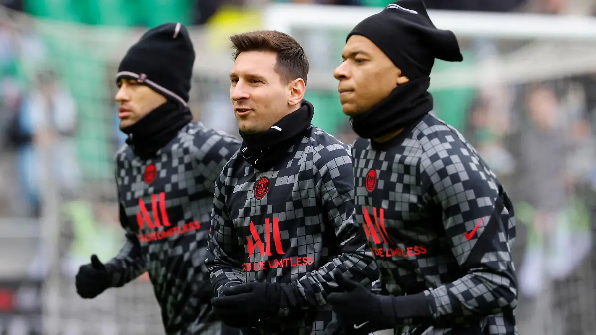 FILE PHOTO: Soccer Football - Ligue 1 - AS Saint-Etienne v Paris St Germain - Stade Geoffroy-Guichard, Saint-Etienne, France - November 28, 2021 Paris St Germain's Neymar, Lionel Messi and Kylian Mbappe during the warm up before the match REUTERS/Eric Gaillard/File Photo