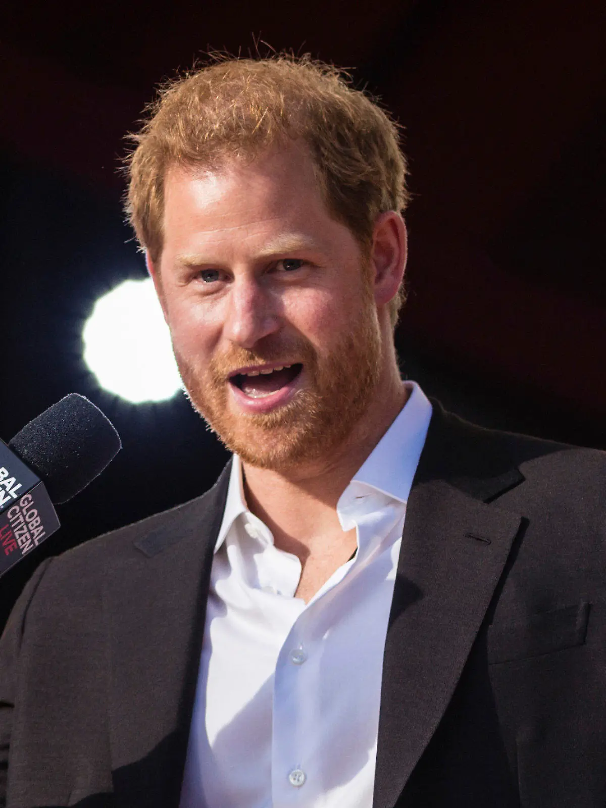 ARCHIV - 26.09.2021, USA, New York: Prinz Harry, Herzog von Sussex, spricht während des Global Citizen Festivals in New York. Prinz Harry hat zu einem verstärkten Kampf gegen Falschinformationen in sozialen Medien aufgerufen. (zu dpa: "Prinz Harry: Desinformation in sozialen Medien betrifft uns alle") Foto: Stefan Jeremiah/FR171756 AP/dpa +++ dpa-Bildfunk +++