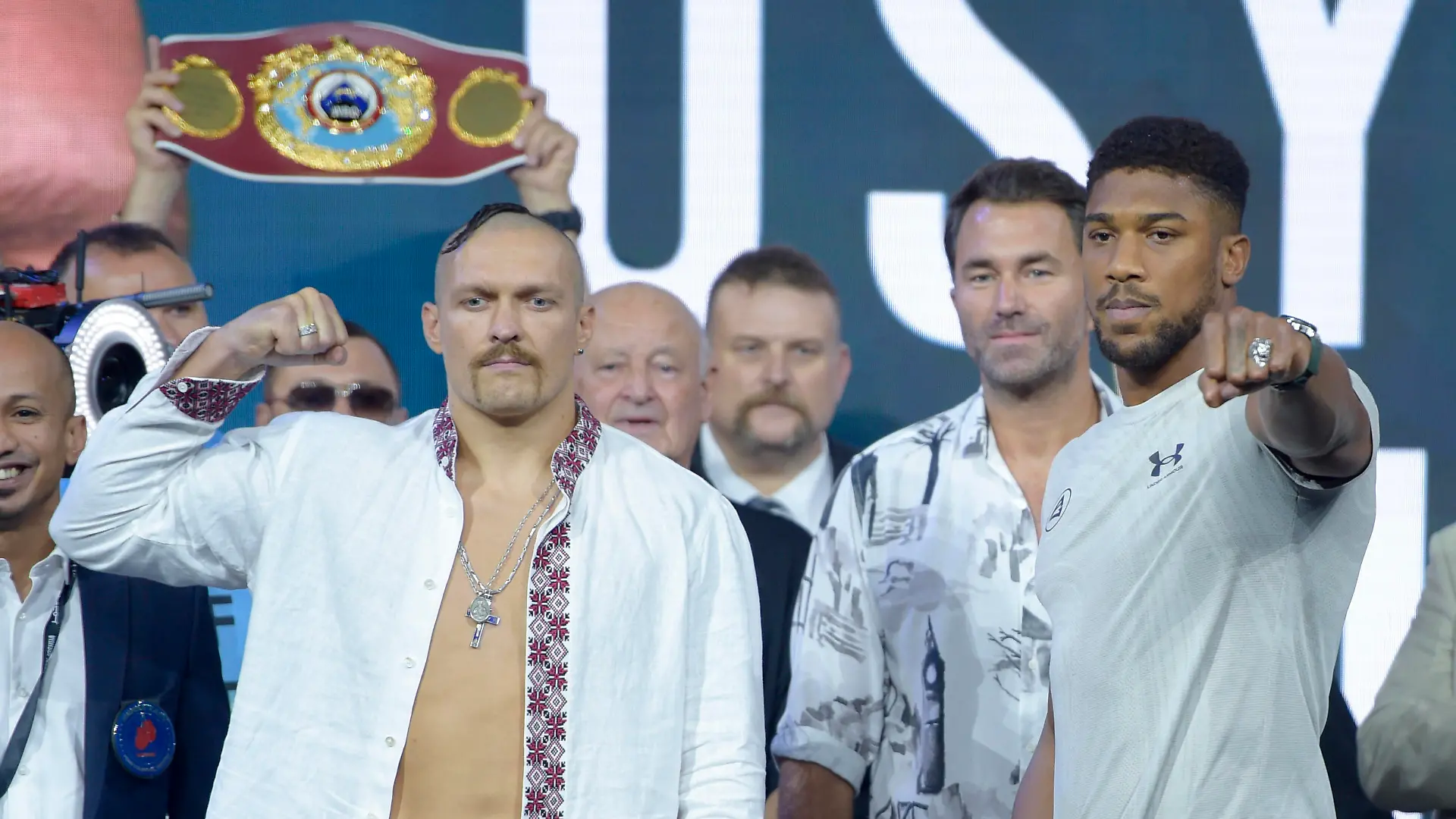  JEDDAH, SAUDI ARABIA - AUGUST 20: Oleksandr Usyk and Anthony Joshua pose for the cameras during the weigh-in for the Rage on the Red Sea Heavyweight Title Fight at King Abdullah Sports City Arena on August 20, 2022 in Jeddah, Saudi Arabia. Photo by Khalid Alhaj/MB Media SPO PUBLICATIONxINxGERxSUIxAUTxONLY Copyright: xKhalidxAlhaj/MBxMediax