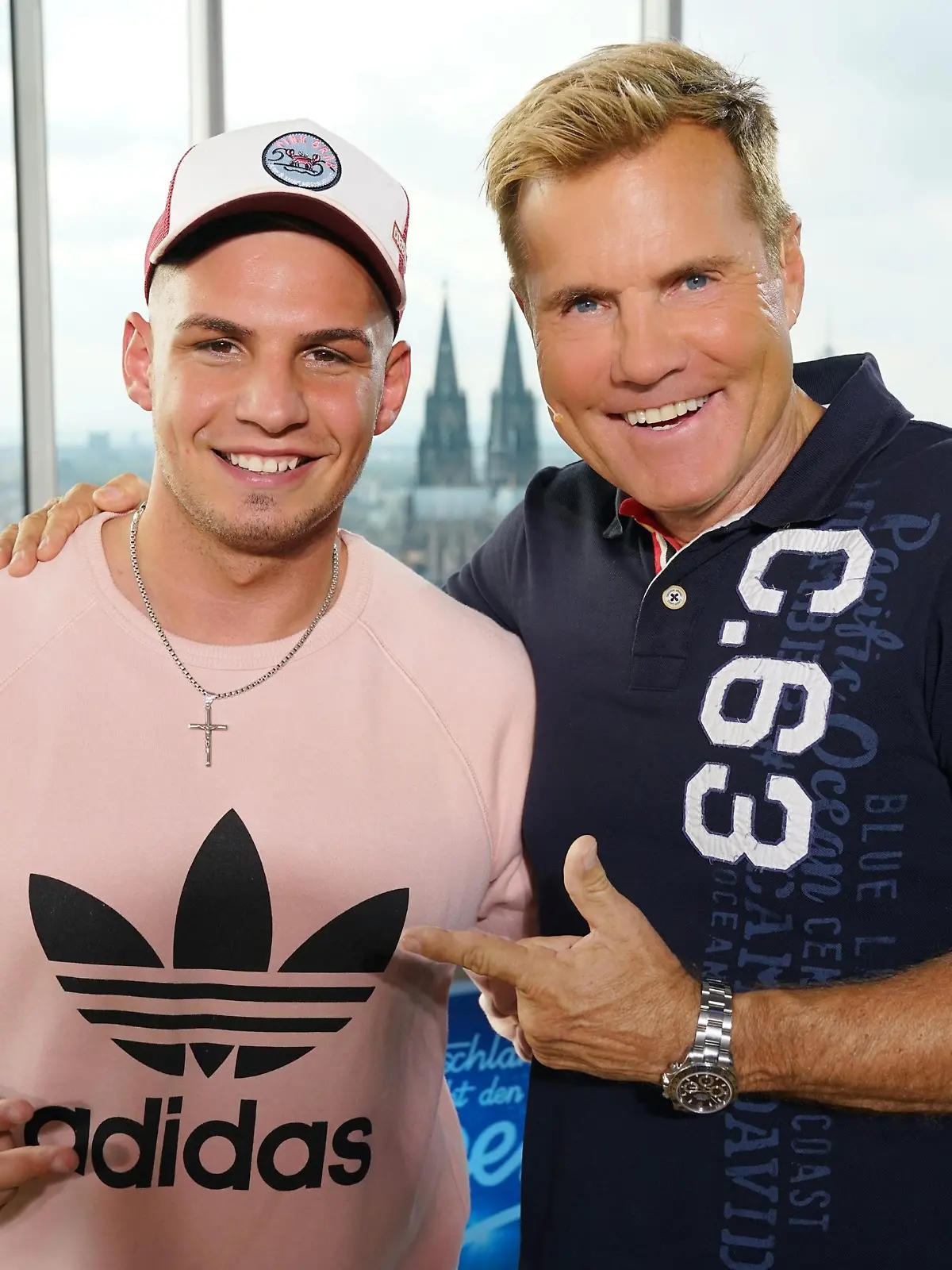 Pietro Lombardi (l.) begleitet Lyna Wichmann aus Köln und wird von Chefjuror Dieter begrüsst.
