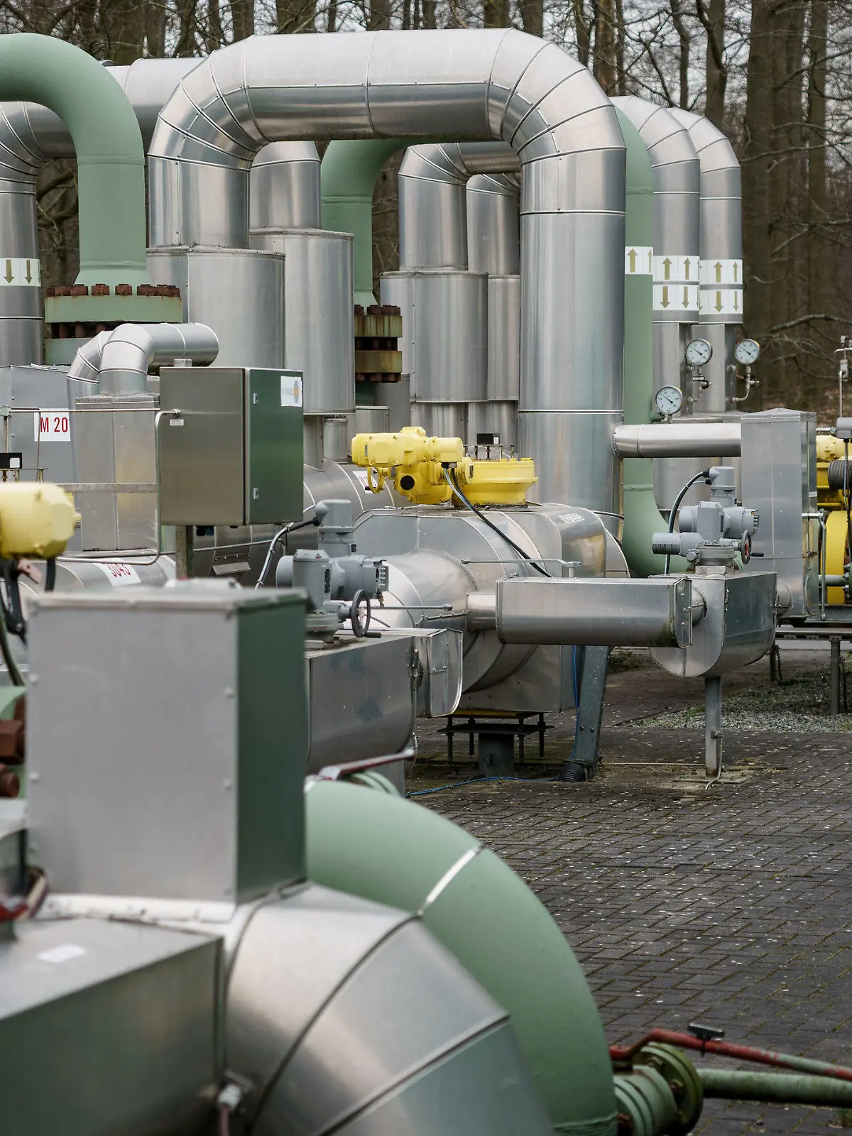 ARCHIV - 01.03.2022, Schleswig-Holstein, Kiel: Ein Mitarbeiter der Stadtwerke Kiel führt an den Leitungen des Gasspeichers der Stadtwerke Messungen durch. Die Konnunen in Schleswig-Holstein bemühen sich in vielfältiger Weise, den Energieverbrauch zu senken (zu dpa: «Heizung runter, Licht aus - Kommunen arbeiten an Energiesparplänen»). Foto: Axel Heimken/dpa +++ dpa-Bildfunk +++