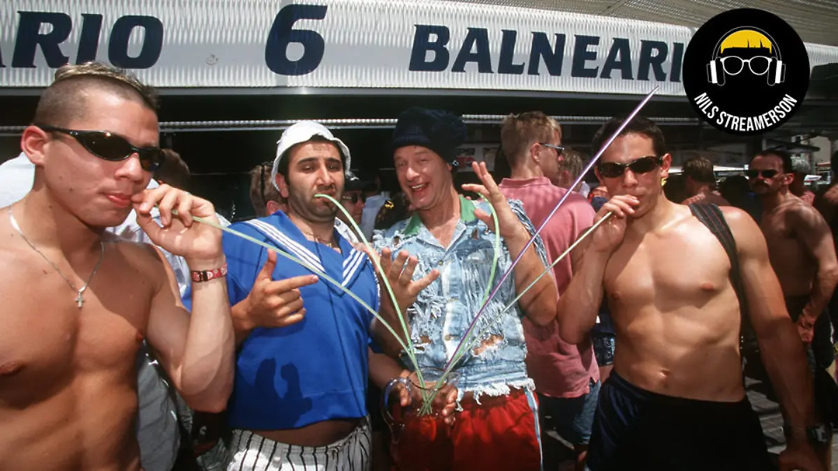 Als Mario blödelt Hilmi Sözer (2.v.l) mit Tom Gerhardt (2.v.r) als Tommie zwischen zwei Muskelmännern bei den Dreharbeiten im Juni 1997 vor der berühmt-berüchtigten Kneipe "Ballermann 6" in El Arenal auf Mallorca. Nach dem Erfolg seines ersten Kinofilms "Voll normaaal" produzierte Tom Gerhardt seine zweite Kinokomödie "Ballermann 6". Die Dreharbeiten starteten im Mai 1997 auf Mallorca. Dort fallen die "größten Verlierer Deutschlands", Tommie (Tom Gerhardt) und Mario (Hilmi Sözer) ein und sorgen für kunterbuntes Chaos... Gerhardt schrieb das Drehbuch und ist erstmals auch als Co-Regisseur neben Gernot Roll tätig. Roll, der sich als Kameramann einen Namen gemacht hat, führt zum ersten Mal Regie.