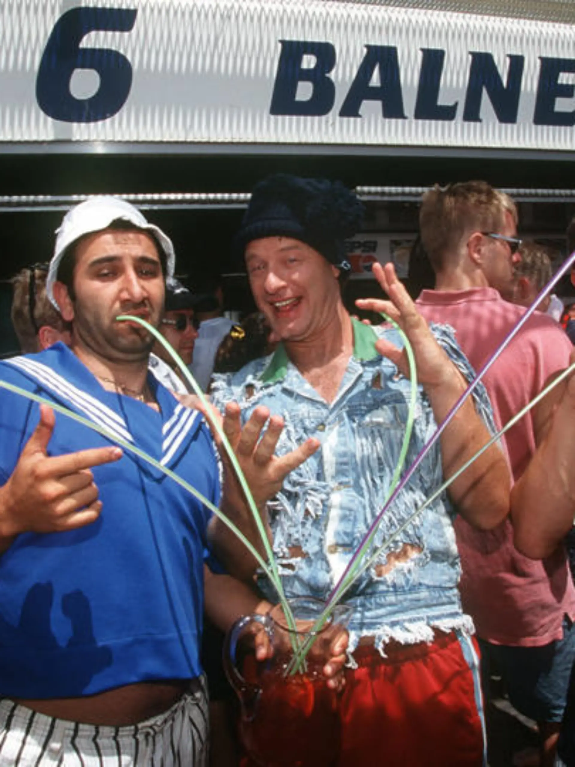 Als Mario blödelt Hilmi Sözer (2.v.l) mit Tom Gerhardt (2.v.r) als Tommie zwischen zwei Muskelmännern bei den Dreharbeiten im Juni 1997 vor der berühmt-berüchtigten Kneipe "Ballermann 6" in El Arenal auf Mallorca. Nach dem Erfolg seines ersten Kinofilms "Voll normaaal" produzierte Tom Gerhardt seine zweite Kinokomödie "Ballermann 6". Die Dreharbeiten starteten im Mai 1997 auf Mallorca. Dort fallen die "größten Verlierer Deutschlands", Tommie (Tom Gerhardt) und Mario (Hilmi Sözer) ein und sorgen für kunterbuntes Chaos... Gerhardt schrieb das Drehbuch und ist erstmals auch als Co-Regisseur neben Gernot Roll tätig. Roll, der sich als Kameramann einen Namen gemacht hat, führt zum ersten Mal Regie.