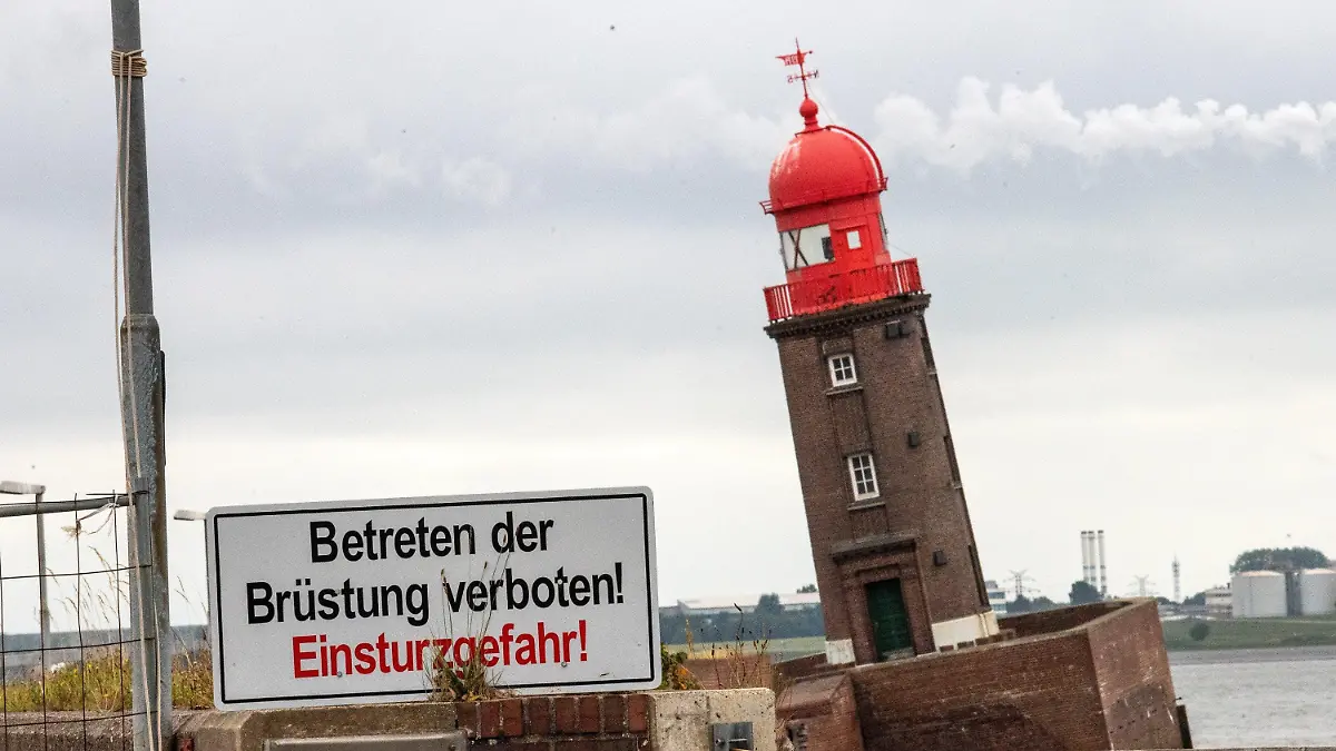 18.08.2022, Bremen, Bremerhaven: Der schief stehenden Moleturm. Teile der Nordmole in Bremerhaven sind in der Nacht zum Donnerstag eingesackt. Die Einfahrt zur Geeste ist gesperrt. Auch der Fährbetrieb der Weserfähre musste eingestellt werden. Foto: Sina Schuldt/dpa +++ dpa-Bildfunk +++