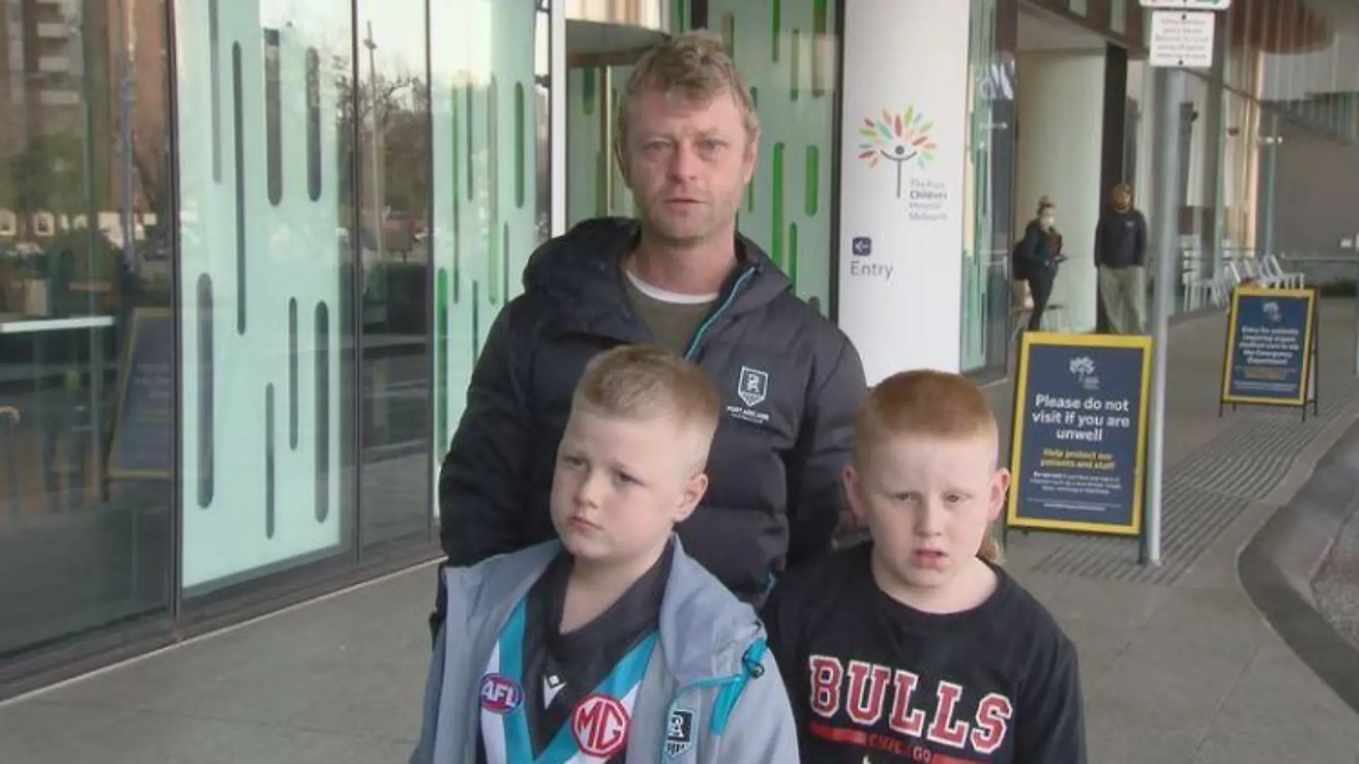 Marley (links), mit seinem Vater Jay Enjakovic und einem Freund vor dem Kinderkrankenhaus in Melbourne, Australien.