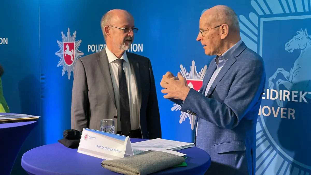 Christian Pfeiffer will gemeinsam mit dem Präsidenten der Polizeidirektion Hannover Volker Kluwe die Bevölkerung wachrütteln und aufklären.