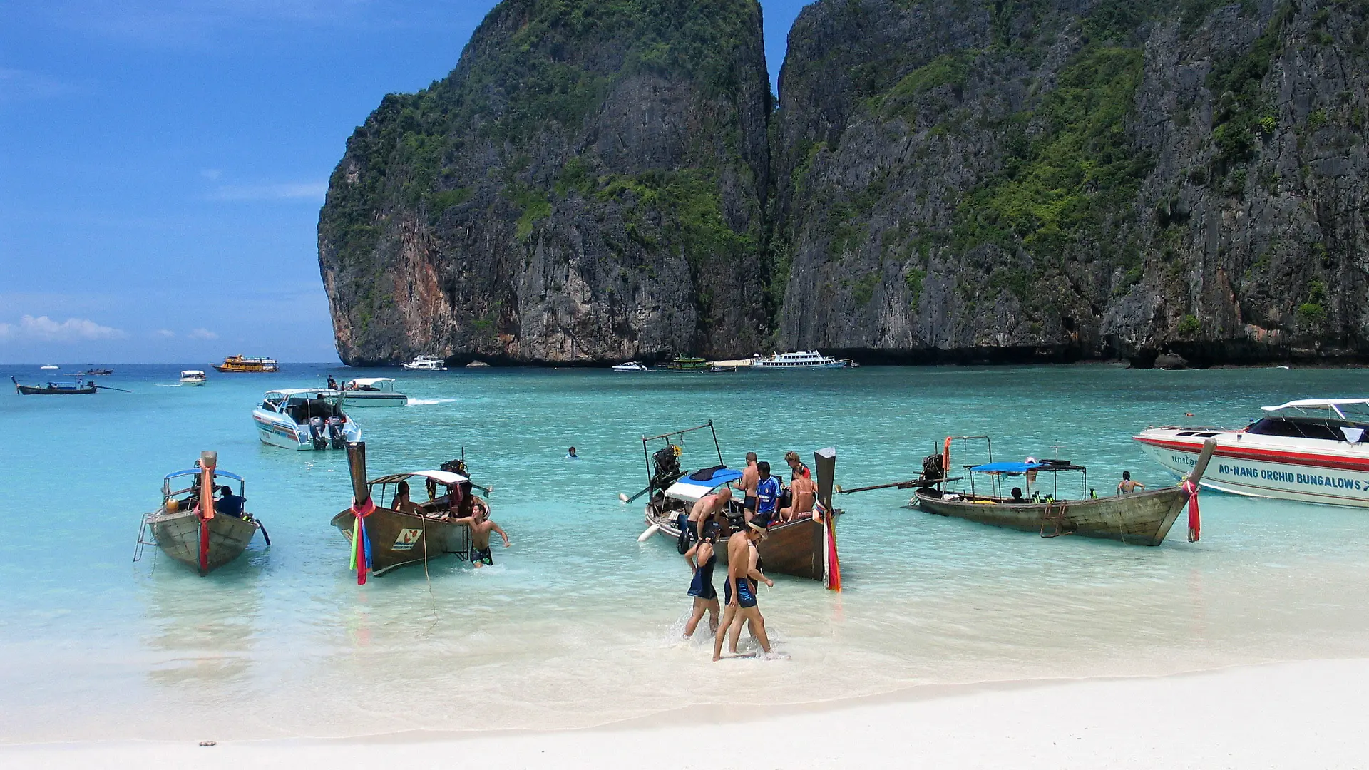 Jeden Tag wird der Maya-Beach auf der Insel Phi Phi Lay von vielen Langschwanzbooten und Speed-Booten angelaufen, die mit Tagesausflüglern unterwegs sind (Foto vom 29.10.2005). Hier sind die Strandszenen des Films "The Beach" mit Leonardo DiCaprio gedreht worden. Foto: Frank Baumgart +++(c) dpa - Report+++