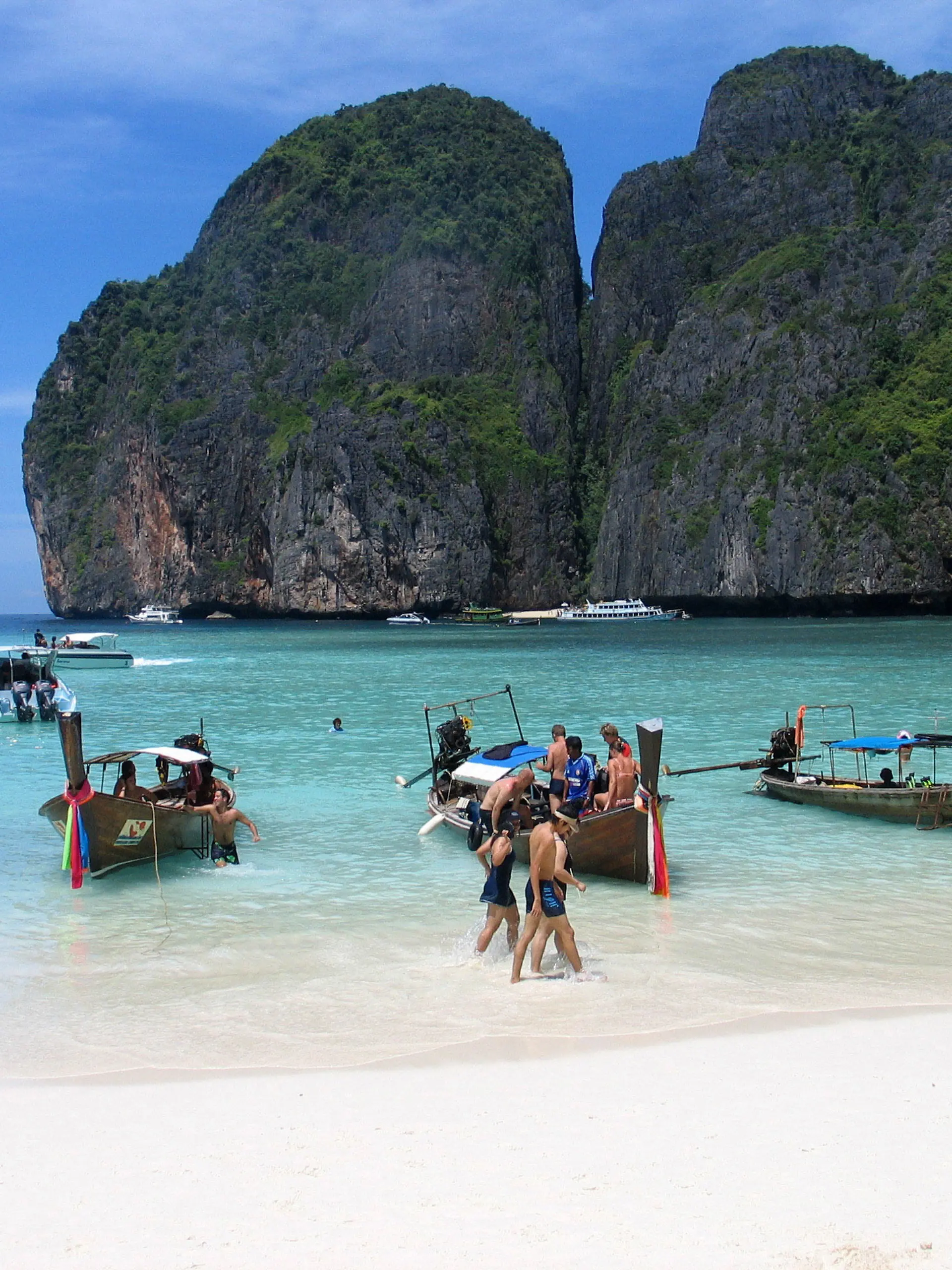 Jeden Tag wird der Maya-Beach auf der Insel Phi Phi Lay von vielen Langschwanzbooten und Speed-Booten angelaufen, die mit Tagesausflüglern unterwegs sind (Foto vom 29.10.2005). Hier sind die Strandszenen des Films "The Beach" mit Leonardo DiCaprio gedreht worden. Foto: Frank Baumgart +++(c) dpa - Report+++