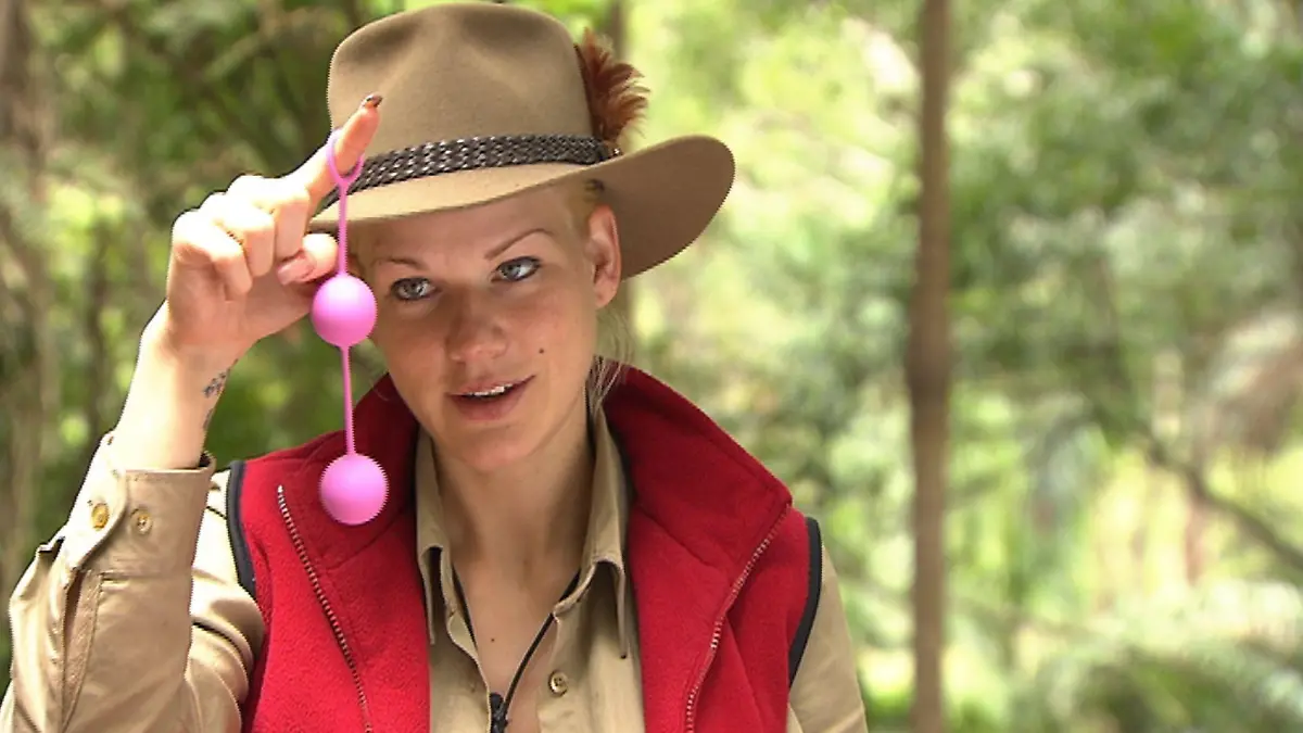 Tag 15 im Camp - Melanie Müller gesteht dass sie Liebeskugeln mit ins Camp gebracht hat. "Aber ich habe die nicht geschmuggelt. Die hat einfach keiner gefunden. Die gehören zu mir dazu, zur Belustigung meiner Person. Die hatte ich drinnen und die hab" ich immer drinne. Das kann man nicht als schmuggeln betrachten.Verwendung der Bilder für Online-Medien ausschließlich mit folgender Verlinkung: "Alle Infos zu "Ich bin ein Star - Holt mich hier raus!" im Special bei RTL.de: http://www.rtl.de/cms/sendungen/ich-bin-ein-star.htmlNUR ZUR EINMALIGEN VERÖFFENTLICHUNG ! KEINE WEITERGABE AN DRITTE ! KEINE VERWENDUNG NACH DEM 14.02.2014 !! KEINE ARCHIVIERUNG !Suchbegriff: Dschungelcamp