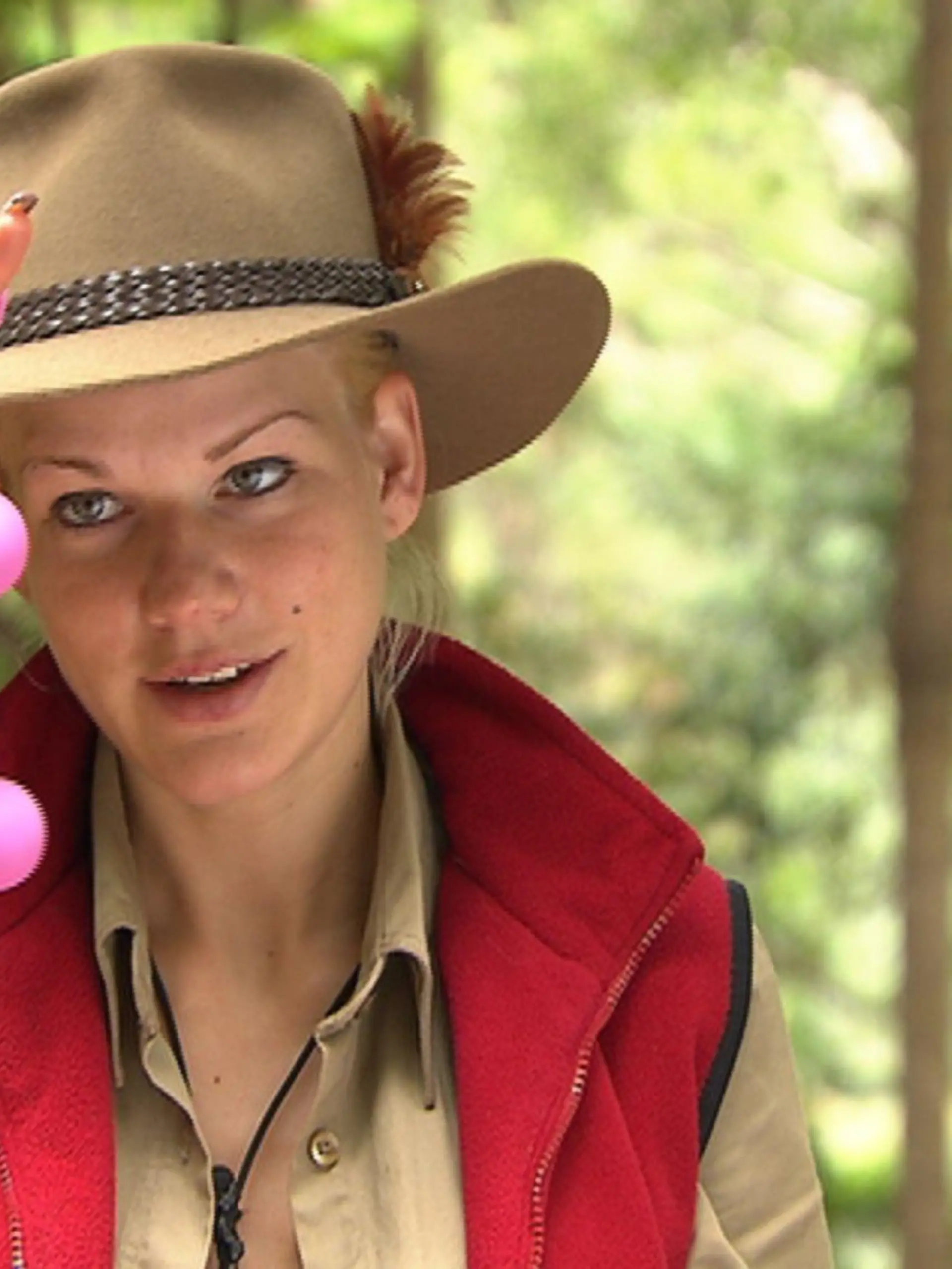 Tag 15 im Camp - Melanie Müller gesteht dass sie Liebeskugeln mit ins Camp gebracht hat. "Aber ich habe die nicht geschmuggelt. Die hat einfach keiner gefunden. Die gehören zu mir dazu, zur Belustigung meiner Person. Die hatte ich drinnen und die hab" ich immer drinne. Das kann man nicht als schmuggeln betrachten.Verwendung der Bilder für Online-Medien ausschließlich mit folgender Verlinkung: "Alle Infos zu "Ich bin ein Star - Holt mich hier raus!" im Special bei RTL.de: http://www.rtl.de/cms/sendungen/ich-bin-ein-star.htmlNUR ZUR EINMALIGEN VERÖFFENTLICHUNG ! KEINE WEITERGABE AN DRITTE ! KEINE VERWENDUNG NACH DEM 14.02.2014 !! KEINE ARCHIVIERUNG !Suchbegriff: Dschungelcamp