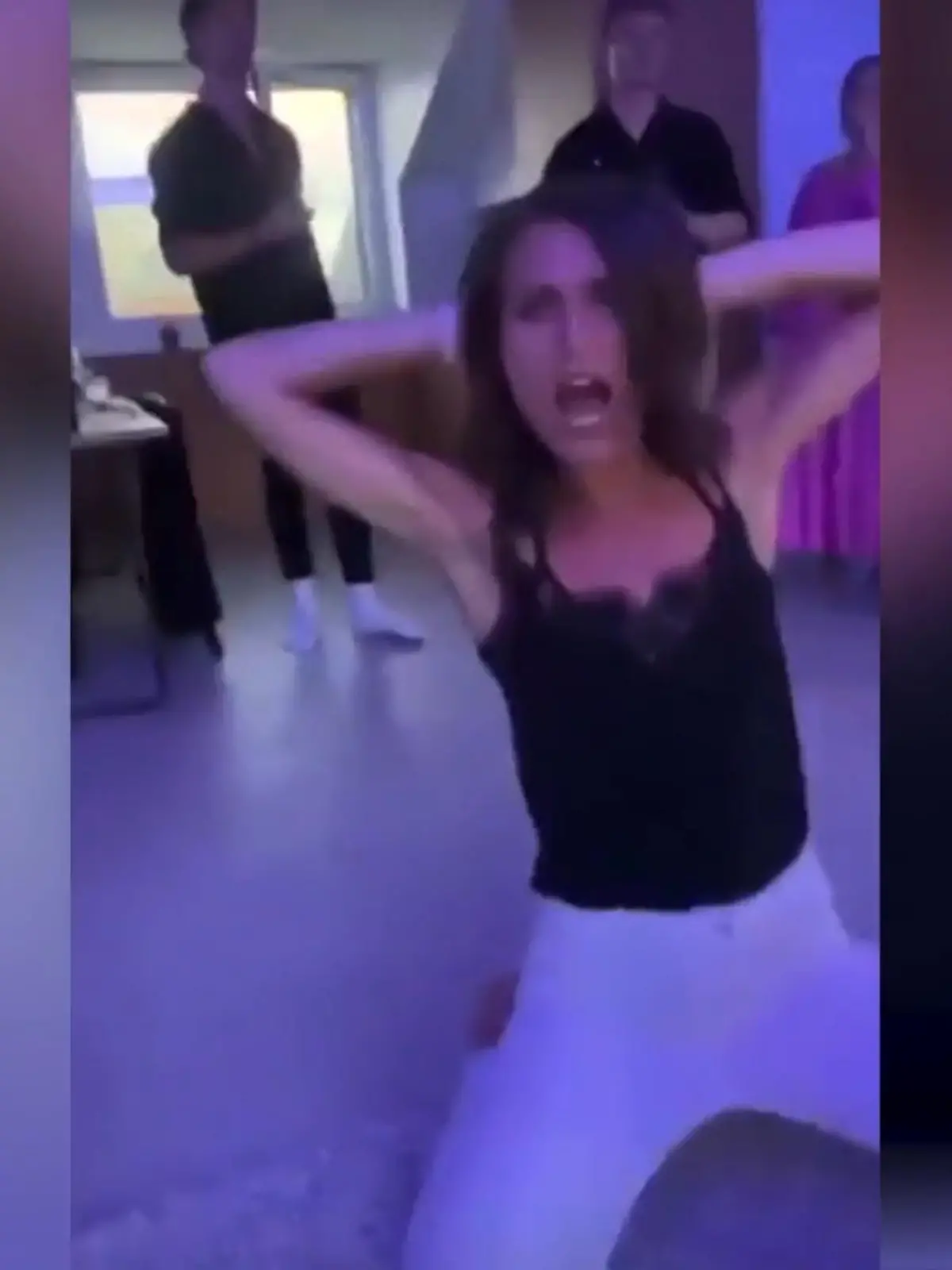 Sanna Marin wurde für ihre lässigen Auftritte zum Beispiel beim Besuch eines Festivals gefeiert. Jetzt ist ein Party-Video in den sozialen Netzwerken aufgetaucht, das viele User gar nicht mehr so cool und ihrem Job als Ministerin angemessen finden.