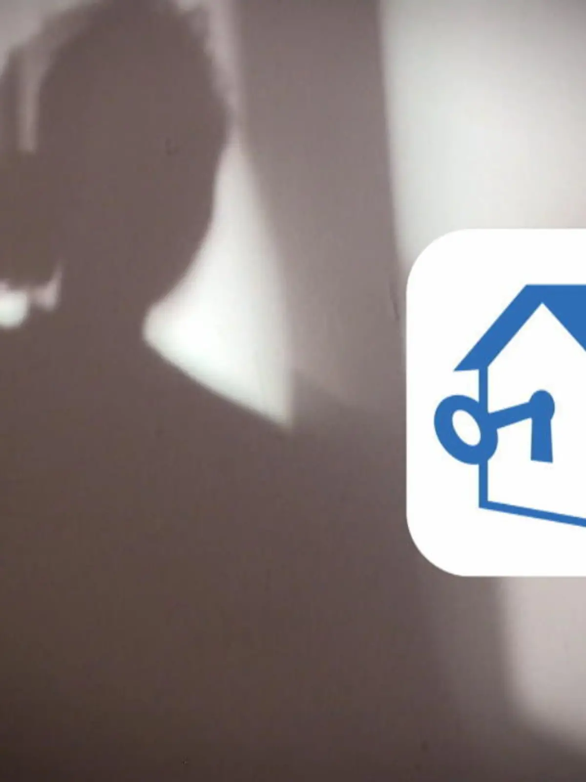 Verbraucherzentralen und Deutscher Mieterbund warnen zurzeit vor einer Abzock-Welle auf dem Immobilienmarkt! Opfer sind verzweifelte Menschen auf der Suche nach einer Wohnung. Sie werden mit tollen Inseraten geködert oder angerufen, wenn sie irgendwo ihre Nummern hinterlassen haben. Immer geht es um angeblich preiswerte Wohnungen, für die dann vor Besichtigung schon Kaution oder Ähnliches gezahlt werden soll. Die Wohnungen gibt es aber in Wirklichkeit gar nicht und die bekannten Portale, über die sie gefunden wurden, wurden nur nachgebaut. RTL-Reporterin Anna Acker ist dem nachgegangen - und hat sich selbst anlocken lassen. Was dabei herauskam und wie die Masche der Betrüger im Detail funktioniert, sehen Sie im Video!