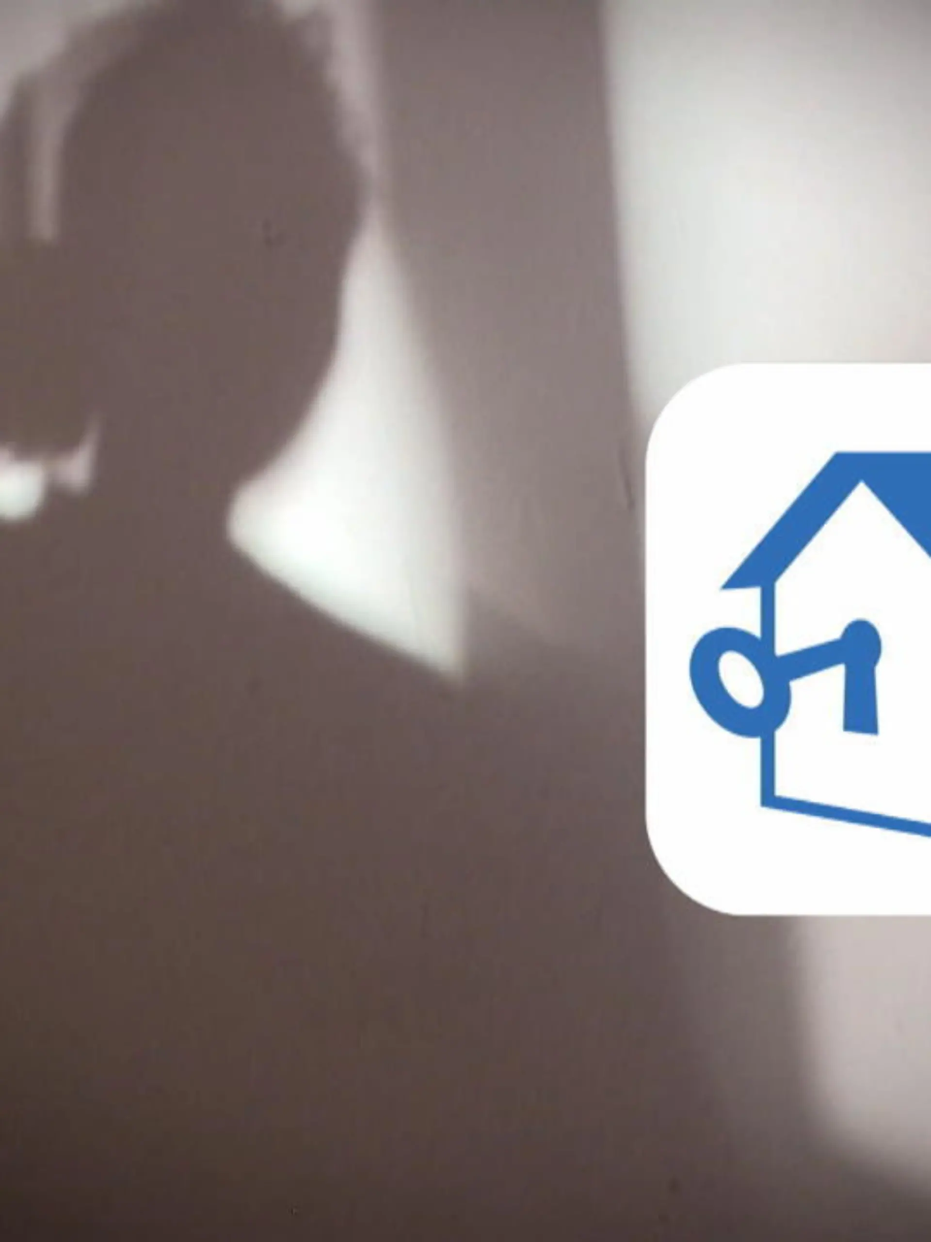 Verbraucherzentralen und Deutscher Mieterbund warnen zurzeit vor einer Abzock-Welle auf dem Immobilienmarkt! Opfer sind verzweifelte Menschen auf der Suche nach einer Wohnung. Sie werden mit tollen Inseraten geködert oder angerufen, wenn sie irgendwo ihre Nummern hinterlassen haben. Immer geht es um angeblich preiswerte Wohnungen, für die dann vor Besichtigung schon Kaution oder Ähnliches gezahlt werden soll. Die Wohnungen gibt es aber in Wirklichkeit gar nicht und die bekannten Portale, über die sie gefunden wurden, wurden nur nachgebaut. RTL-Reporterin Anna Acker ist dem nachgegangen - und hat sich selbst anlocken lassen. Was dabei herauskam und wie die Masche der Betrüger im Detail funktioniert, sehen Sie im Video!