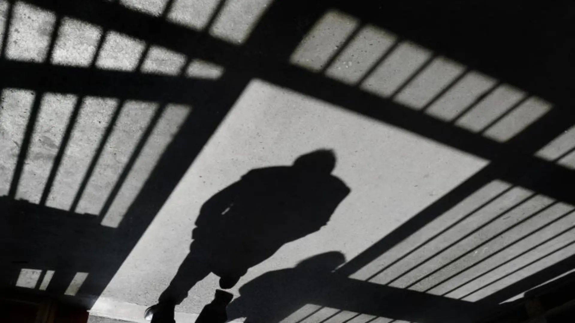 Der Schatten einer Gefängniszelle