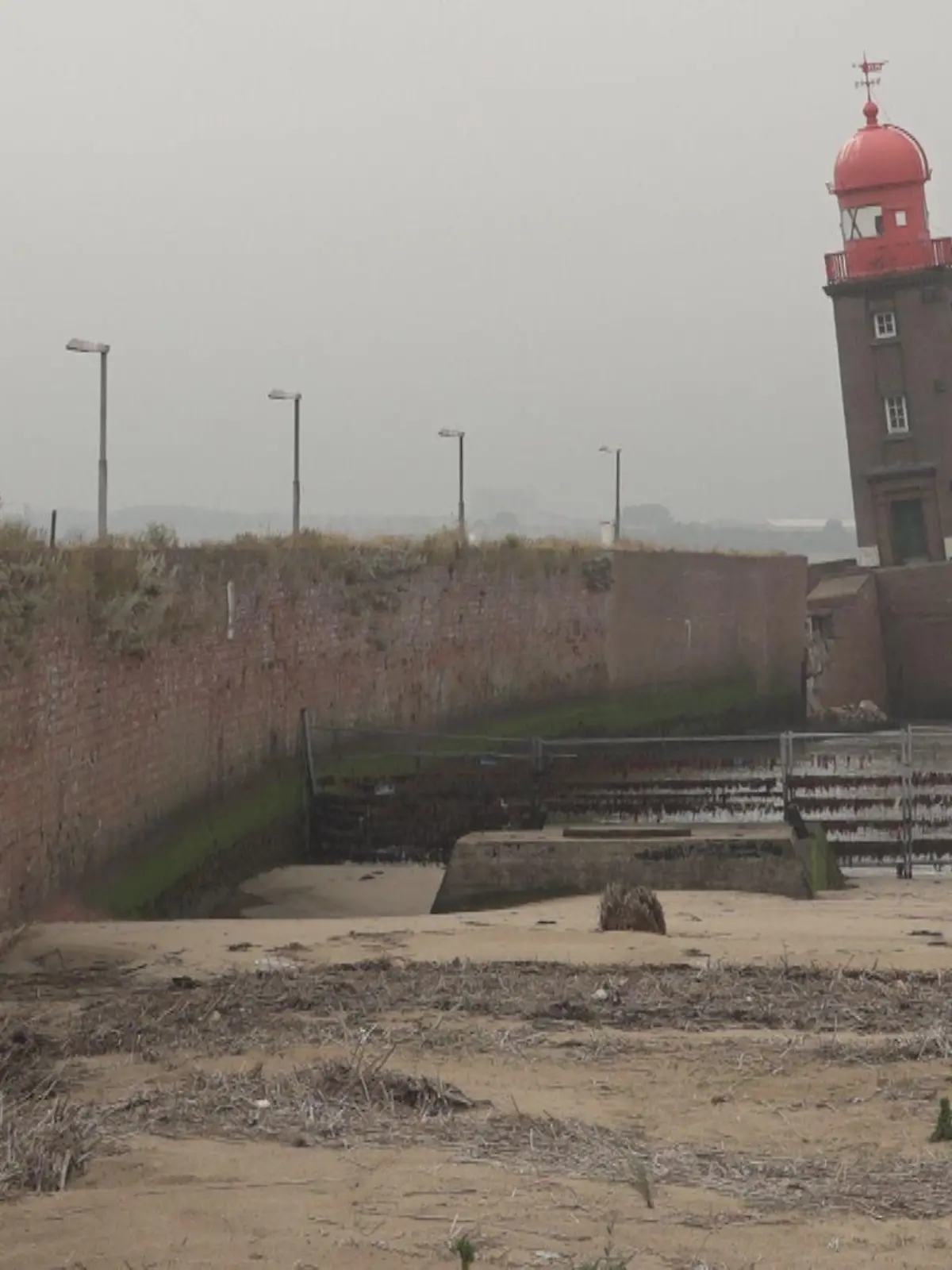 Nordmole an der Geestemündung in Bremerhaven über Nacht abgesackt - Berühmter Leuchtturm gerät in Schieflage und droht umzustürzen / 180822
