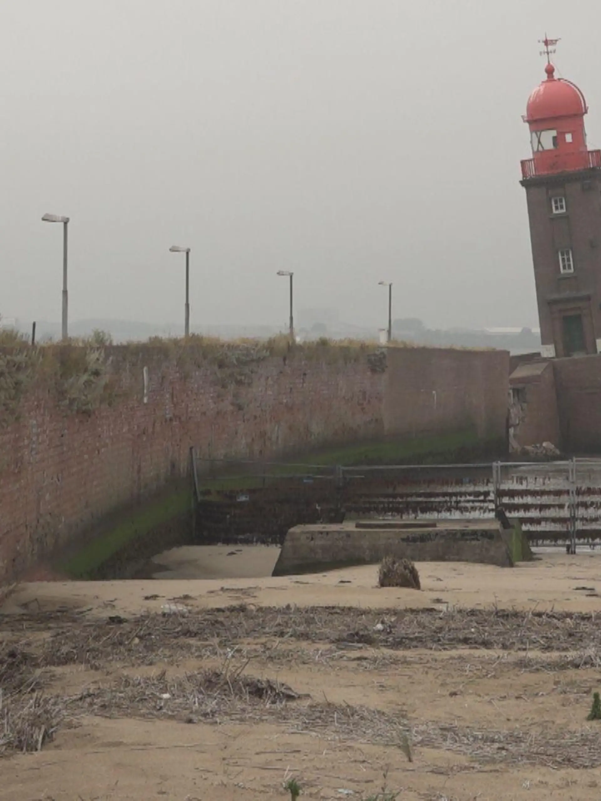 Nordmole an der Geestemündung in Bremerhaven über Nacht abgesackt - Berühmter Leuchtturm gerät in Schieflage und droht umzustürzen / 180822