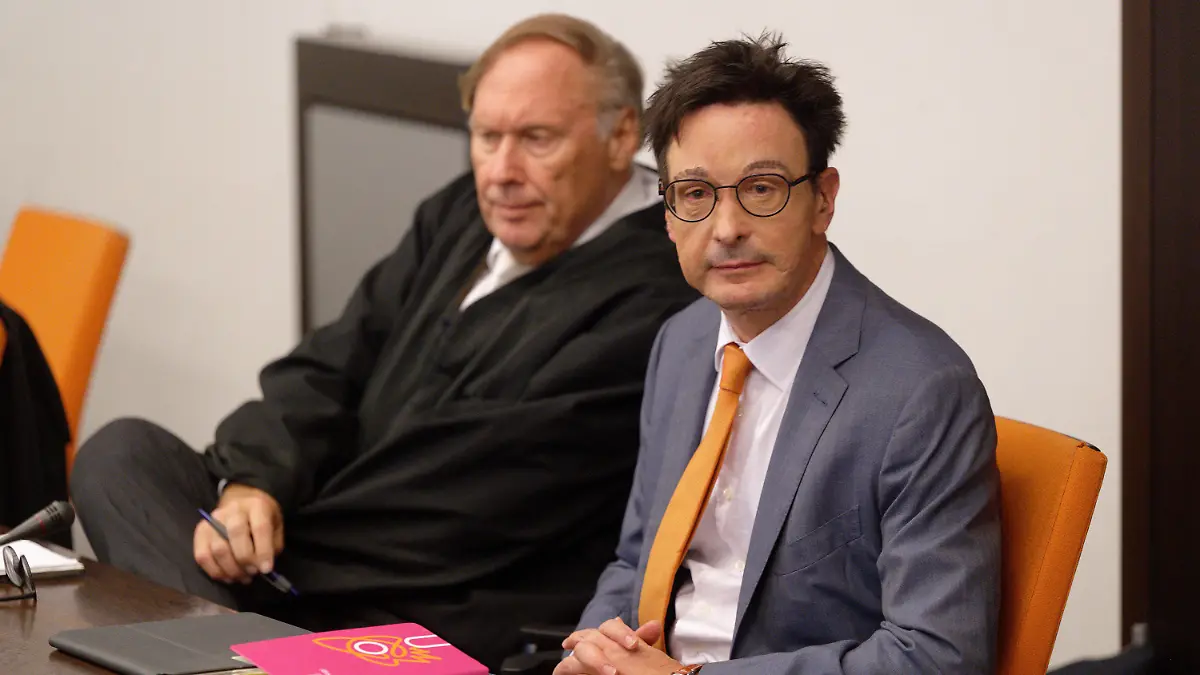 18.08.2022, Nordrhein-Westfalen, Wuppertal: Bernhard Günther (r), Energiemanager, sitzt im Gerichtssaal neben seinem Anwalt Martin Meinberg. Im Prozess um das Säure-Attentat auf den Spitzenmanager wird heute möglicherweise das Urteil verkündet. Günther war im März 2018 in Haan bei Düsseldorf mit hochkonzentrierter Säure übergossen und verätzt worden. Foto: Henning Kaiser/dpa +++ dpa-Bildfunk +++