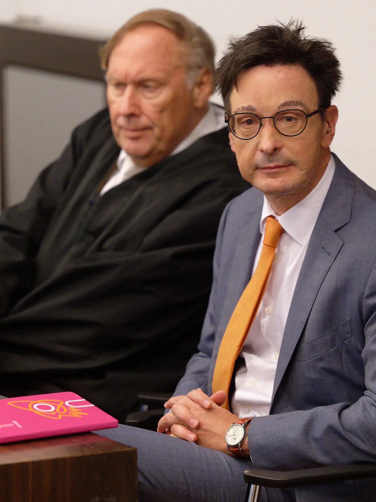 18.08.2022, Nordrhein-Westfalen, Wuppertal: Bernhard Günther (r), Energiemanager, sitzt im Gerichtssaal neben seinem Anwalt Martin Meinberg. Im Prozess um das Säure-Attentat auf den Spitzenmanager wird heute möglicherweise das Urteil verkündet. Günther war im März 2018 in Haan bei Düsseldorf mit hochkonzentrierter Säure übergossen und verätzt worden. Foto: Henning Kaiser/dpa +++ dpa-Bildfunk +++