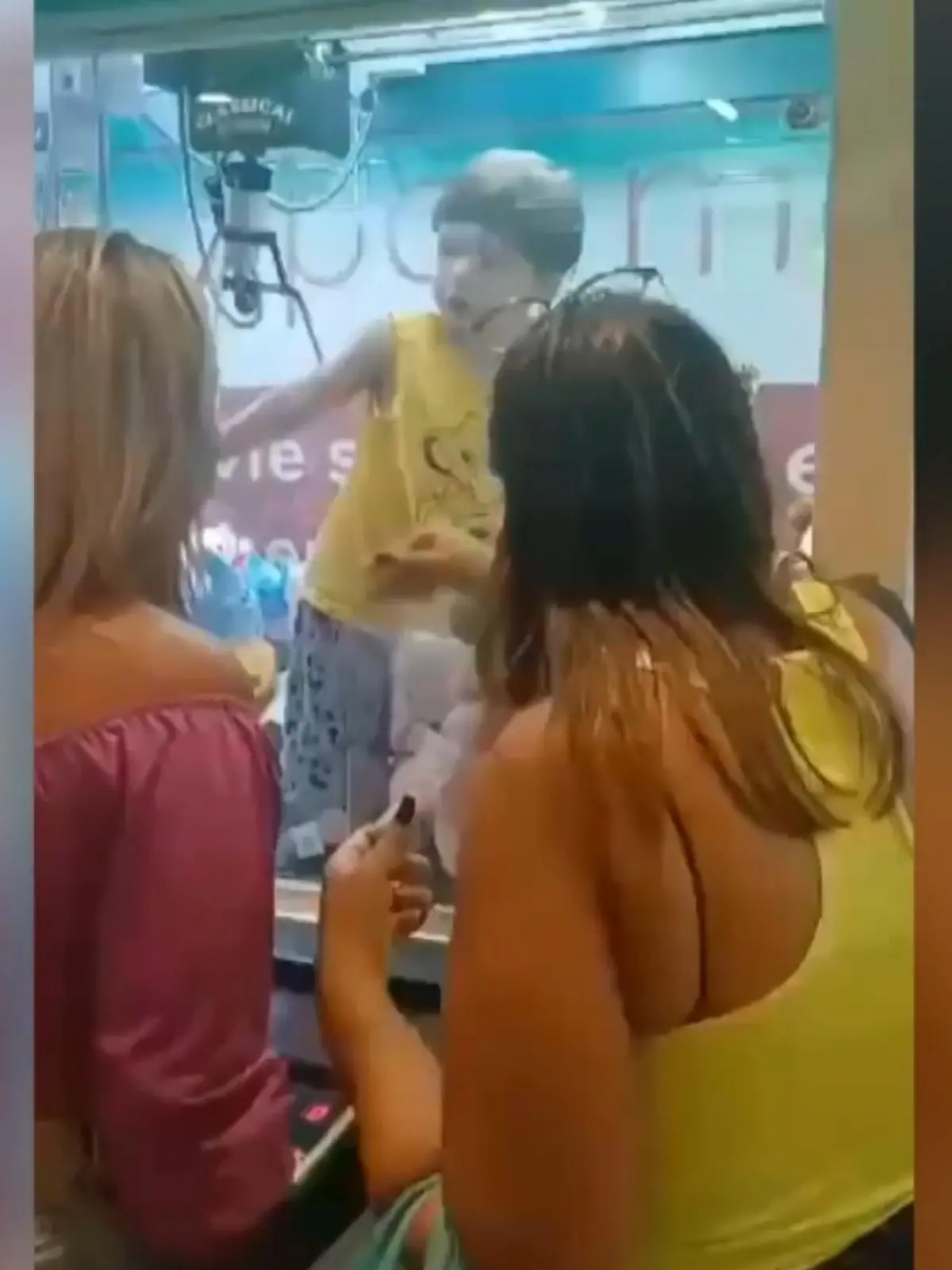 Dieser zweijährige lebt den Traum aller Kinder: alleine mit unzähligen Kuscheltieren! Wie das passieren konnte, erfahren Sie im Video.