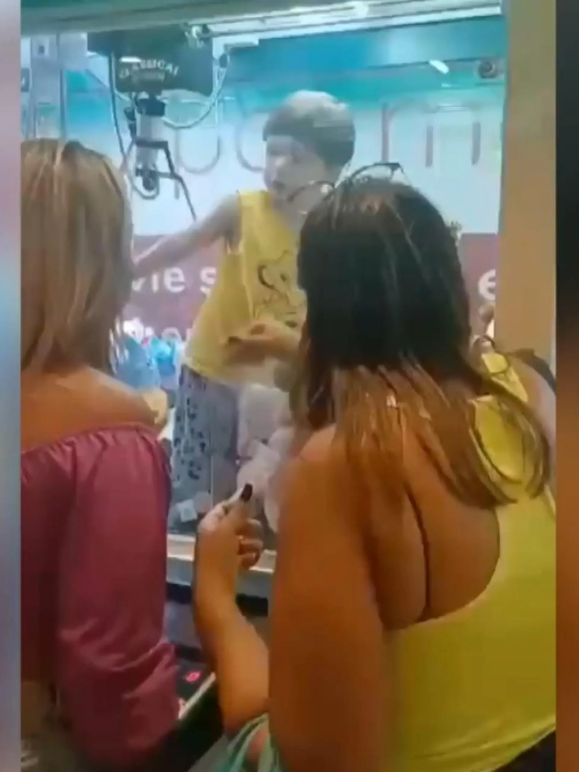 Dieser zweijährige lebt den Traum aller Kinder: alleine mit unzähligen Kuscheltieren! Wie das passieren konnte, erfahren Sie im Video.