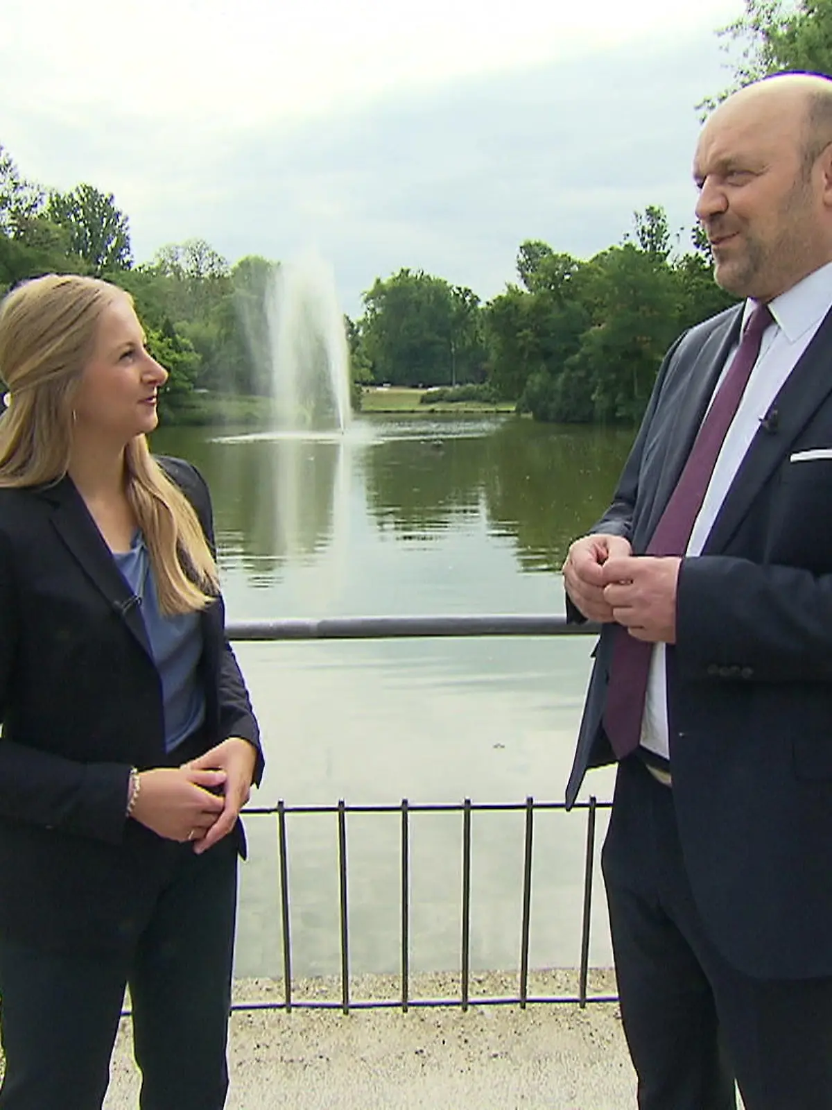 Die RTL Hessen-Sommerinterviews gehen in die letzte Runde mit dem hessischen AfD-Spitzenkandidat Robert Lambrou. Seine Partei hat aktuell ein Umfragehoch. Was er zu der aktuellen Klimapolitik und den vermehrten Austritten aus der Fraktion zu sagen hat, zeigen wir im Video.