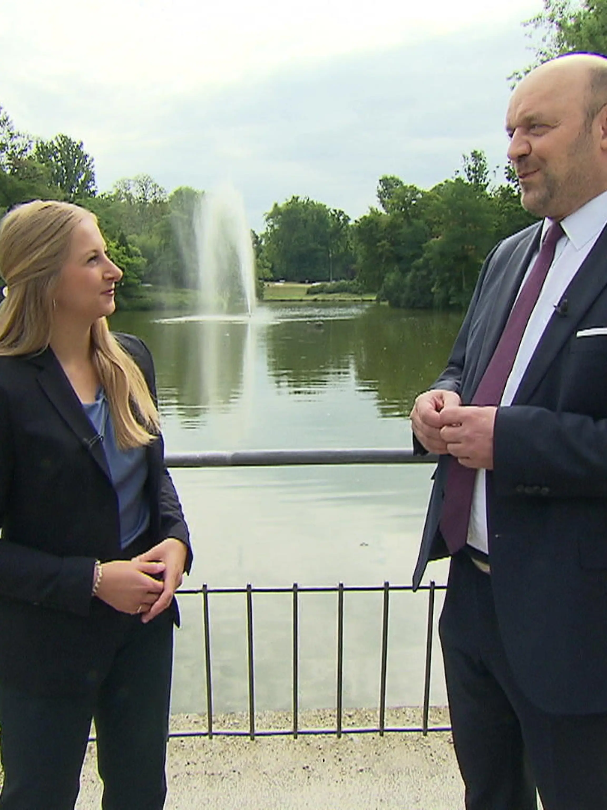 Die RTL Hessen-Sommerinterviews gehen in die letzte Runde mit dem hessischen AfD-Spitzenkandidat Robert Lambrou. Seine Partei hat aktuell ein Umfragehoch. Was er zu der aktuellen Klimapolitik und den vermehrten Austritten aus der Fraktion zu sagen hat, zeigen wir im Video.