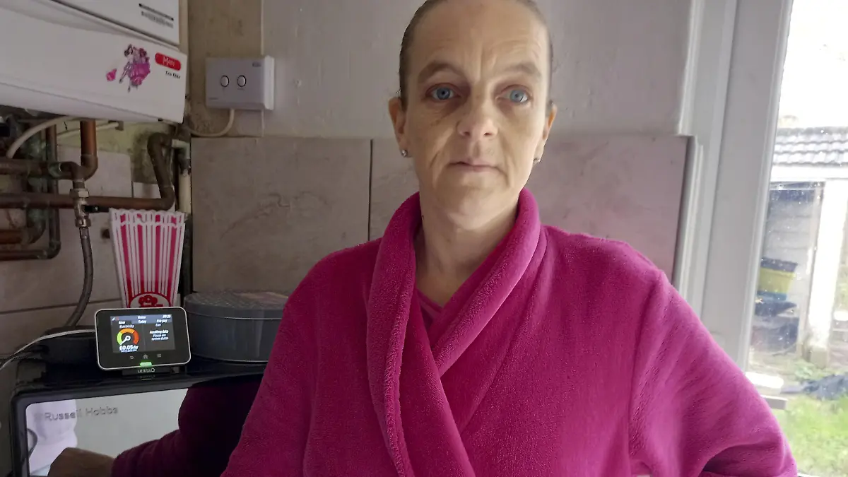 SONDERKONDITIONEN: Satzpreis!
Kelly Thomson. See SWNS story SWTPmoney. A single mum says she cries every day because she has just £40 a week to feed and clothe her two children - and rising living costs will make the problem worse. Kelly Thomson, 43, said she's been struggling to get by on the small sum since getting long Covid in December 2020, when she was signed off from her job as a cleaner she claims. And, although Universal Credit covers her £1,300 monthly rental and a few other costs, Kelly says she has around £160 a month left to live on. She says she used to spend £12 a week on electricity but, after recent energy cost rises, that sum is met in four days. / action press