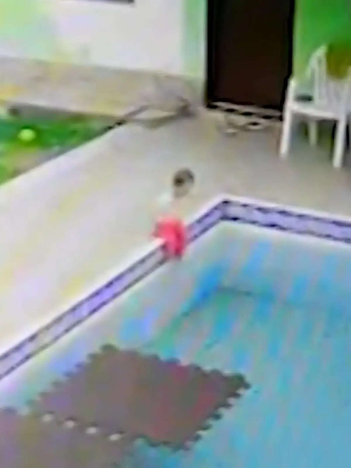 Das ist wohl der Albtraum einer jeden Familie. Das Kleinkind trottet fröhlich allein im Garten herum – und fällt plötzlich in den Pool!