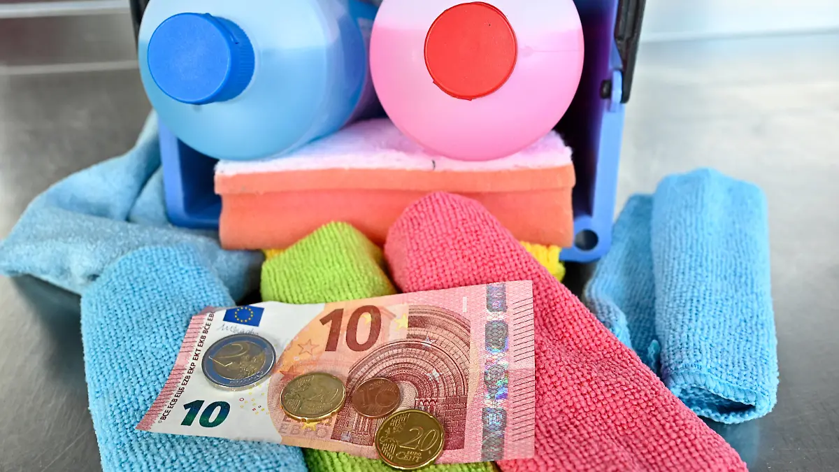 Themenfoto zur ersten Anhebung des Mindestlohns auf 12,41 Euro Foto vom 26.06.2023. Der Mindestlohn soll von derzeit 12 Euro in zwei Stufen auf 12,82 Euro pro Stunde steigen. Darauf verstaendigte sich die Mindestlohnkommission mehrheitlich am Montag in Berlin. Die erste Anhebung auf 12,41 Euro soll zum 1. Januar 2024 erfolgen, die zweite Anhebung zum 1. Januar 2025. Siehe epd-Meldung vom 26.06.2023 *** Local Caption *** 00457756 EDITORIAL USE ONLY *** Topic photo for the first increase of the minimum wage to 12.41 euros Photo from 26 06 2023 The minimum wage is to increase from currently 12 euros in two steps to 12.82 euros per hour The minimum wage commission agreed on this by a majority on Monday in Berlin The first increase to 12.41 Copyright: epd-bild/HeikexLyding epd-Mindestlohn4-kopieren