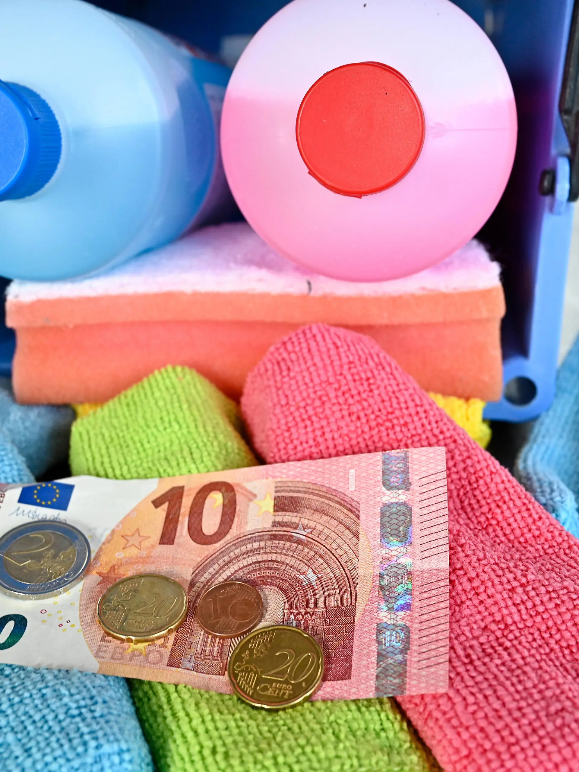 Themenfoto zur ersten Anhebung des Mindestlohns auf 12,41 Euro Foto vom 26.06.2023. Der Mindestlohn soll von derzeit 12 Euro in zwei Stufen auf 12,82 Euro pro Stunde steigen. Darauf verstaendigte sich die Mindestlohnkommission mehrheitlich am Montag in Berlin. Die erste Anhebung auf 12,41 Euro soll zum 1. Januar 2024 erfolgen, die zweite Anhebung zum 1. Januar 2025. Siehe epd-Meldung vom 26.06.2023 *** Local Caption *** 00457756 EDITORIAL USE ONLY *** Topic photo for the first increase of the minimum wage to 12.41 euros Photo from 26 06 2023 The minimum wage is to increase from currently 12 euros in two steps to 12.82 euros per hour The minimum wage commission agreed on this by a majority on Monday in Berlin The first increase to 12.41 Copyright: epd-bild/HeikexLyding epd-Mindestlohn4-kopieren