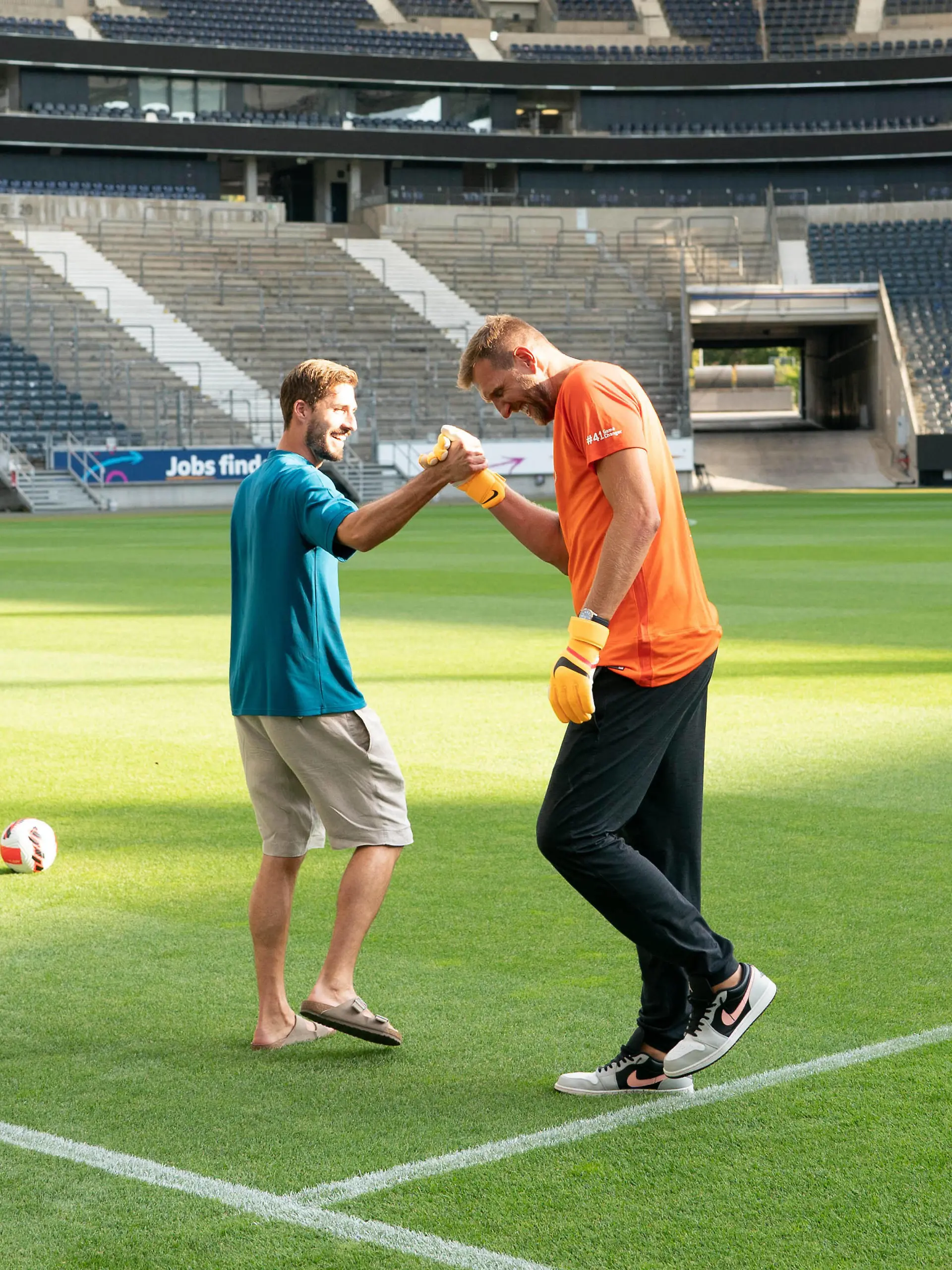  17.08.2022, xsltx, Fussball Benefiz, Team Nowitzki - Pressekonferenz Trapp und Nowitzki emspor, v.l. Kevin Trapp TW Eintracht Frankfurt, Dirk Nowitzki DFL/DFB REGULATIONS PROHIBIT ANY USE OF PHOTOGRAPHS as IMAGE SEQUENCES and/or QUASI-VIDEO Frankfurt am Main *** 17 08 2022, xsltx, football benefit, Team Nowitzki press conference Trapp and Nowitzki emspor, v l Kevin Trapp TW Eintracht Frankfurt , Dirk Nowitzki DFL DFB REGULATES PROHIBIT ANY USE OF PHOTOGRAPHS as IMAGE SEQUENCES and or QUASI VIDEO Frankfurt am Main