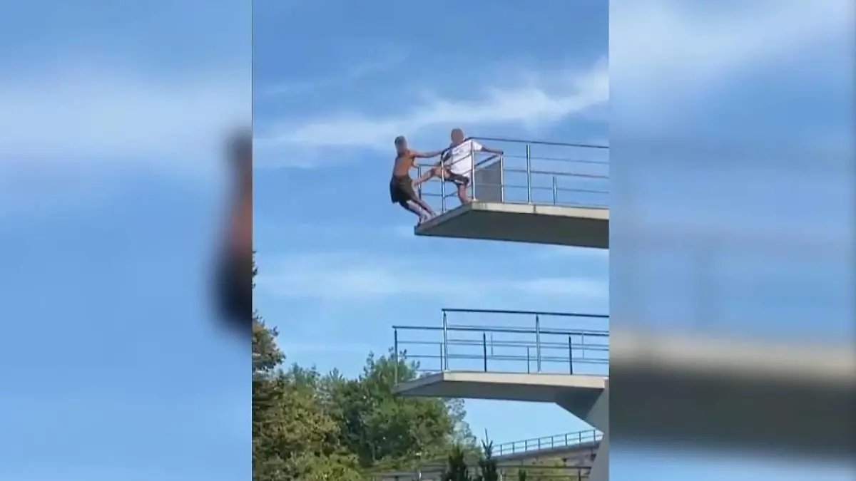 Bademeister tritt jungen Mann