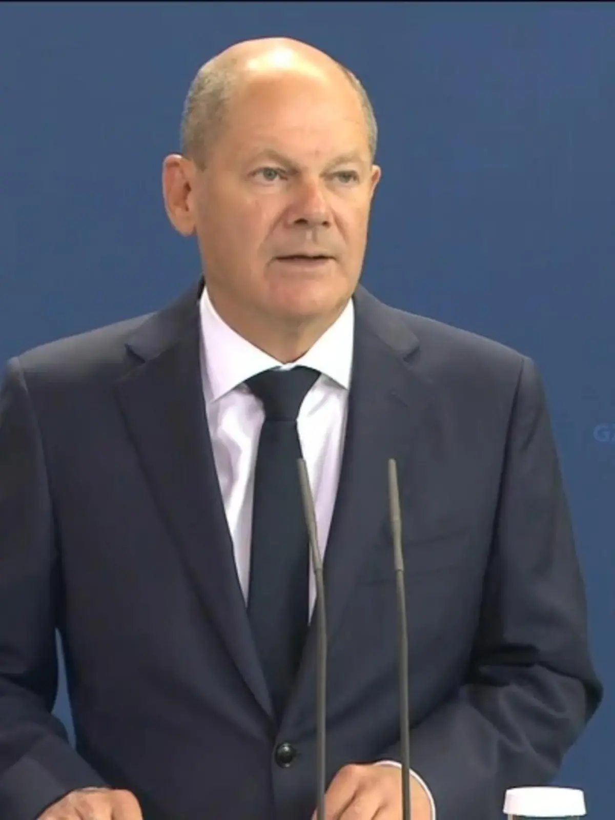 Bundeskanzler Olaf Scholz hat angesichts der steigenden Energiepreise ein neues Entlastungspaket in den kommenden Wochen angekündigt. Damit solle der große Druck, der auf vielen Bürgern und Unternehmen laste, abgemildert werden, sagte der SPD-Politiker am Donnerstag in Berlin.