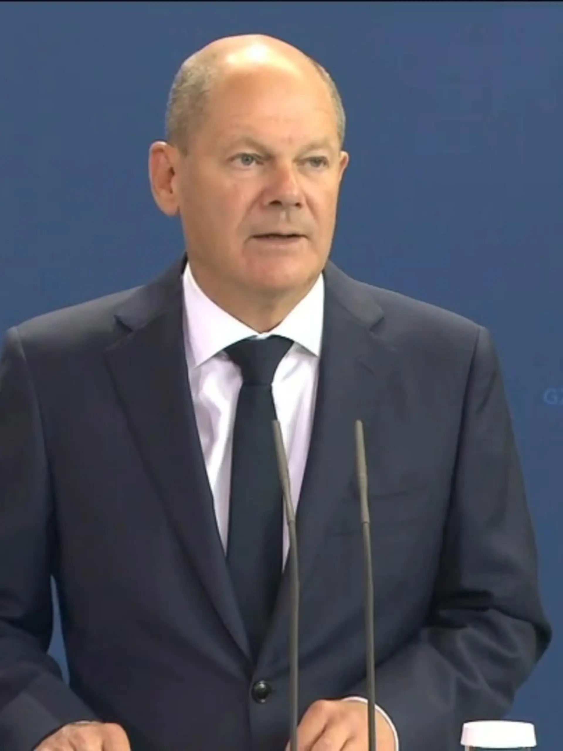 Bundeskanzler Olaf Scholz hat angesichts der steigenden Energiepreise ein neues Entlastungspaket in den kommenden Wochen angekündigt. Damit solle der große Druck, der auf vielen Bürgern und Unternehmen laste, abgemildert werden, sagte der SPD-Politiker am Donnerstag in Berlin.