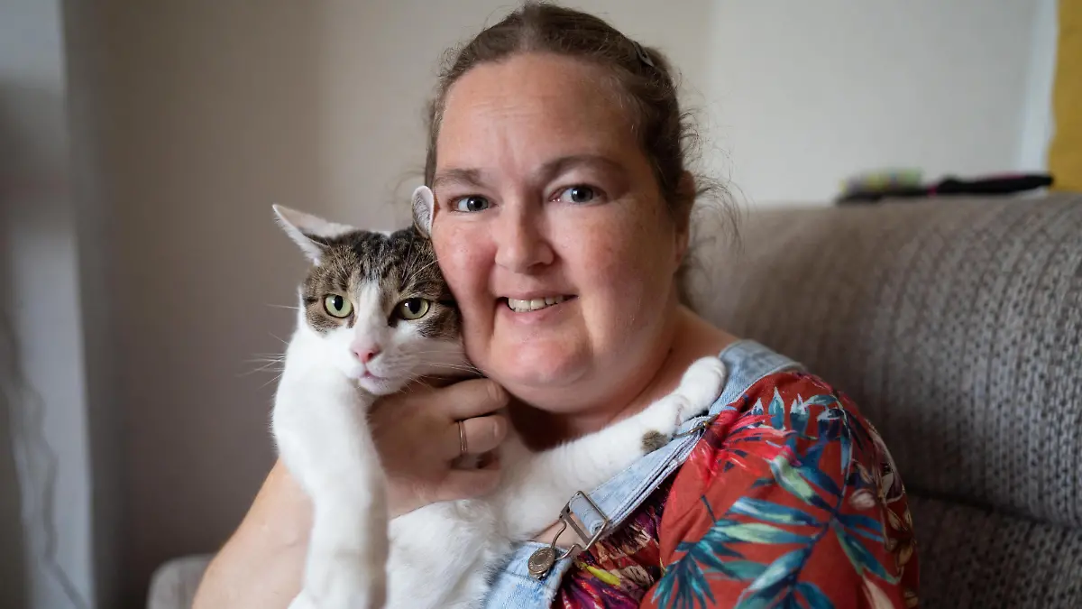 SONDERKONDITIONEN: Satzpreis!
Sam Felstead, and cat Billy which saved Sams life by waking her up during a hear attack by sitting on her chest. Aug 17 2022. See SWNS story SWLNcat. A hero cat saved his owners life by pounding his paws on her chest to wake her up after she suffered a heart attack. Sam Felstead, 42, was asleep when she was woken by her seven-year-old cat Billy at 4.30am. She realised she was unable to move her body and had a shooting pain down her right side so called out to her mum Karen for help. Sam, a receptionist at Queens Medical Centre in Nottingham, was rushed to hospital by Karen in the early hours of August 8. 