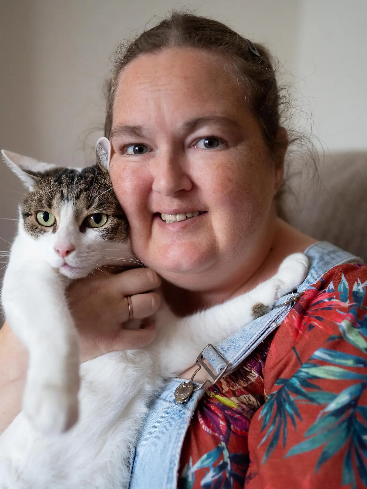 SONDERKONDITIONEN: Satzpreis!
Sam Felstead, and cat Billy which saved Sams life by waking her up during a hear attack by sitting on her chest. Aug 17 2022. See SWNS story SWLNcat. A hero cat saved his owners life by pounding his paws on her chest to wake her up after she suffered a heart attack. Sam Felstead, 42, was asleep when she was woken by her seven-year-old cat Billy at 4.30am. She realised she was unable to move her body and had a shooting pain down her right side so called out to her mum Karen for help. Sam, a receptionist at Queens Medical Centre in Nottingham, was rushed to hospital by Karen in the early hours of August 8. 