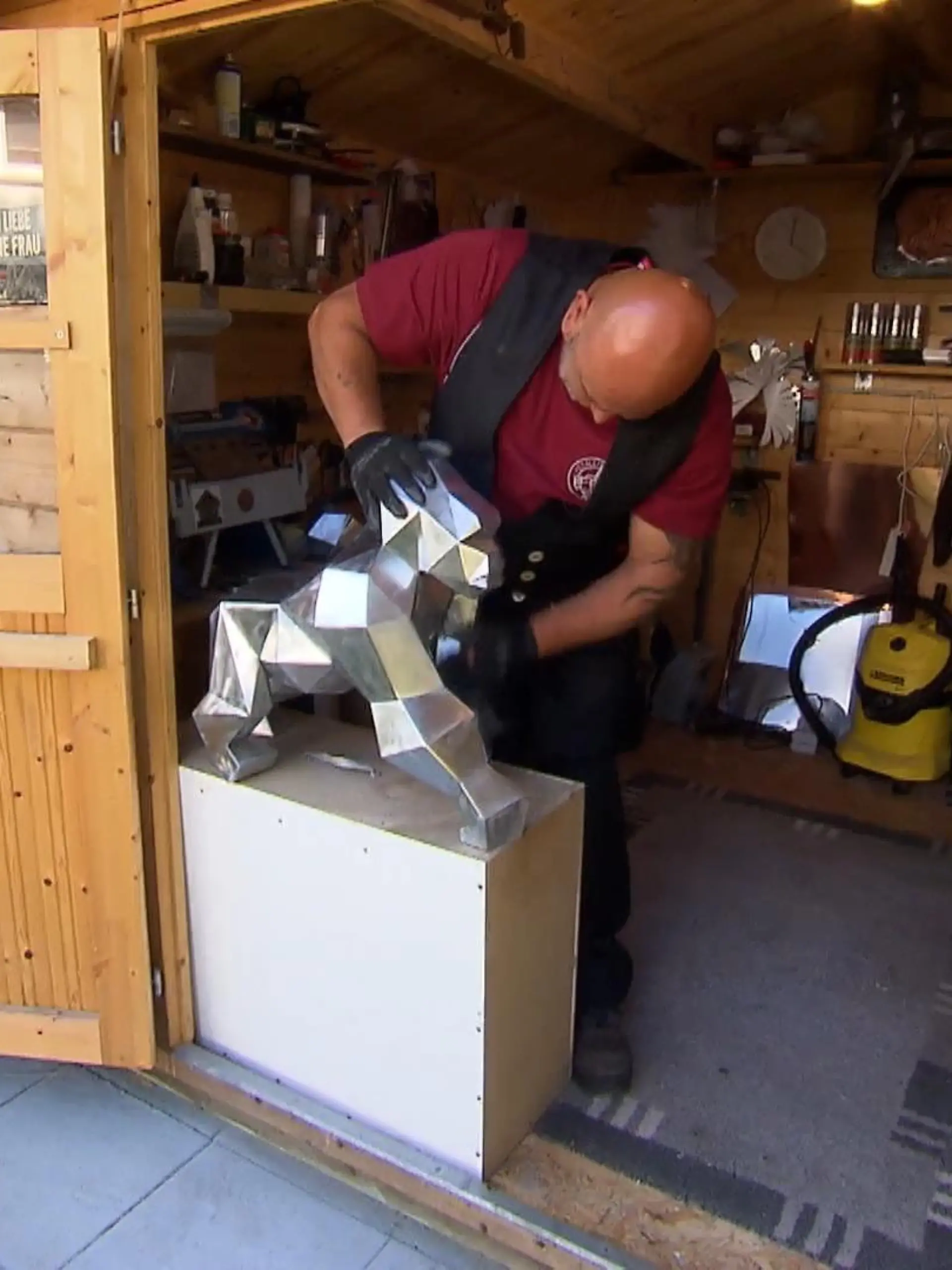 In Iserlohn gibt es einen Dachdecker mit einer ganz besonderen Origami-Kunst: Er faltet nämlich Tierfiguren aus Metall. Dafür knickt und lötet er, was das Zeug hält und ist damit Deutschlands erster Metall-Origamer.