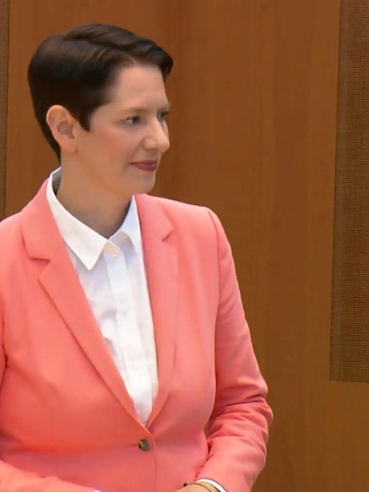 RTL WEST stellt ihnen wieder ein Mitglied aus dem Kabinett von Hendrik Wüst vor. Diesmal ist es Silke Gorißen, Ministerin für Landwirtschaft und Verbraucherschutz von Nordrhein-Westfalen.