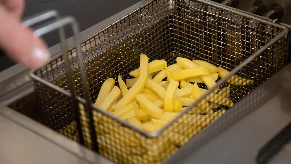 ARCHIV - 03.05.2022, Hessen, Frankfurt/Main: Pommes werden in Pflanzenöl frittiert. Ein Foto aus einem Ikea-Möbelhaus, das in seinem Restaurant künftig keine Pommes Frites mehr anbieten will, hat in sozialen Netzwerken für Diskussionsstoff gesorgt. Das Unternehmen stellte am 18.08.2022 klar, dass es sich «um eine Einzelentscheidung» des Standortes Würzburg und nicht um eine für alle deutschen Einrichtungshäuser gültige Entscheidung handele. (zu dpa "Wirbel um Twitter-Post zu Pommes Frites bei Ikea") Foto: Sebastian Gollnow/dpa +++ dpa-Bildfunk +++