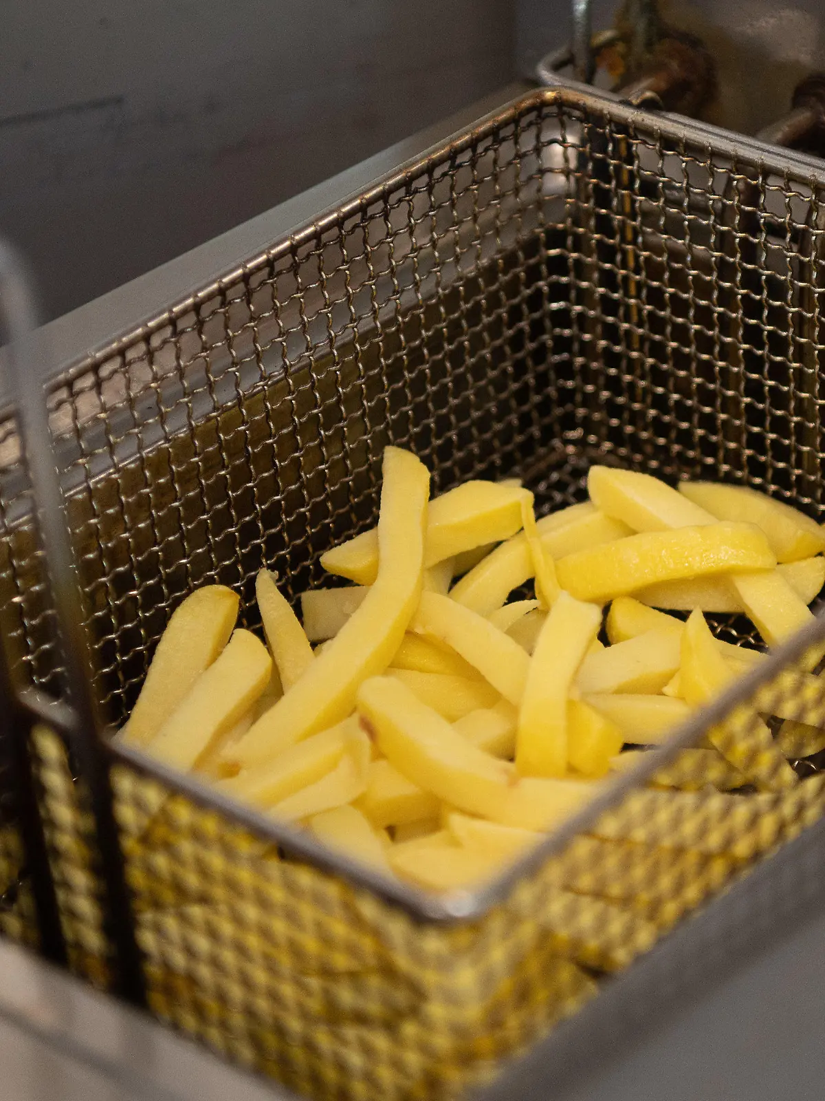 ARCHIV - 03.05.2022, Hessen, Frankfurt/Main: Pommes werden in Pflanzenöl frittiert. Ein Foto aus einem Ikea-Möbelhaus, das in seinem Restaurant künftig keine Pommes Frites mehr anbieten will, hat in sozialen Netzwerken für Diskussionsstoff gesorgt. Das Unternehmen stellte am 18.08.2022 klar, dass es sich «um eine Einzelentscheidung» des Standortes Würzburg und nicht um eine für alle deutschen Einrichtungshäuser gültige Entscheidung handele. (zu dpa "Wirbel um Twitter-Post zu Pommes Frites bei Ikea") Foto: Sebastian Gollnow/dpa +++ dpa-Bildfunk +++