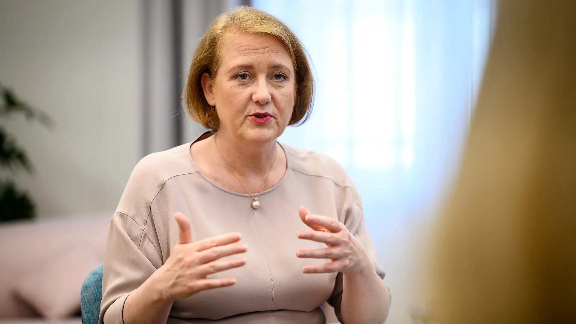 12.07.2023, Berlin: Lisa Paus (Bündnis 90/Die Grünen), Bundesministerin für Familie, Senioren, Frauen und Jugend, sitzt während eines Interviews mit der Deutschen Presse-Agentur in ihrem neuen Büro im Bundesministerium für Familie, Senioren, Frauen und Jugend. Foto: Bernd von Jutrczenka/dpa +++ dpa-Bildfunk +++