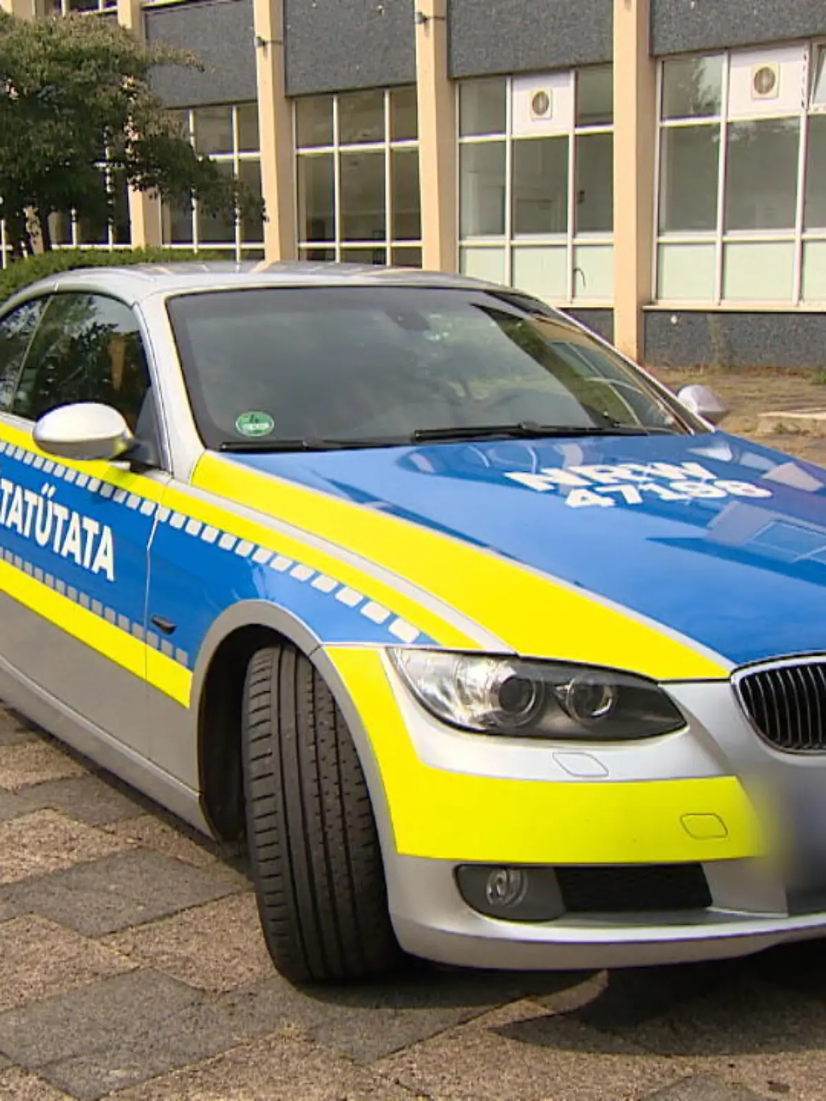Eine Duisburgerin hat ihren BMW im Polizei-Look umbauen lassen. Damit sorgt sie nicht nur für Aufsehen, sondern ungewollt auch für mehr Sicherheit auf den Straßen. Verkehrsrechtlich ist der Wagen vom TÜV genehmigt.
