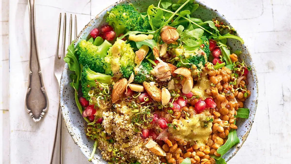 Brokkoli-Linsen-Salat mit Quinoa, Rucola und aktivierten Mandeln