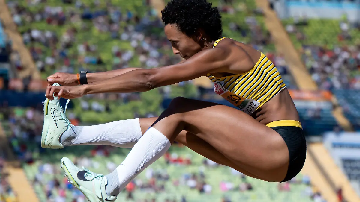 dpatopbilder - 16.08.2022, Bayern, München: European Championships, Europameisterschaft, Leichtathletik,Weitsprung, Qualifikation, Frauen im Olympiastadion. Malaika Mihambo aus Deutschland bereitet ihre Landung vor. Foto: Sven Hoppe/dpa +++ dpa-Bildfunk +++