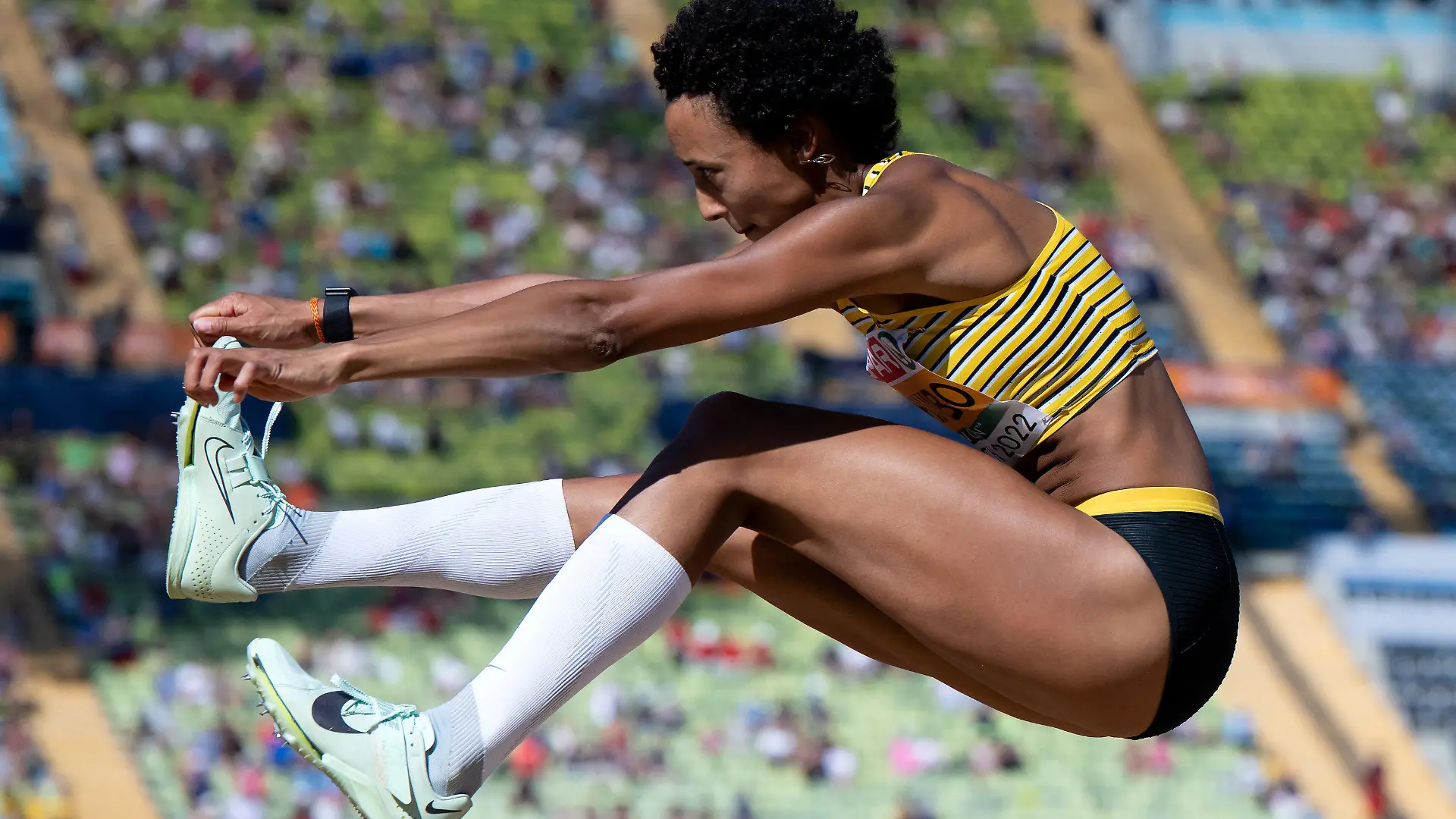 dpatopbilder - 16.08.2022, Bayern, München: European Championships, Europameisterschaft, Leichtathletik,Weitsprung, Qualifikation, Frauen im Olympiastadion. Malaika Mihambo aus Deutschland bereitet ihre Landung vor. Foto: Sven Hoppe/dpa +++ dpa-Bildfunk +++